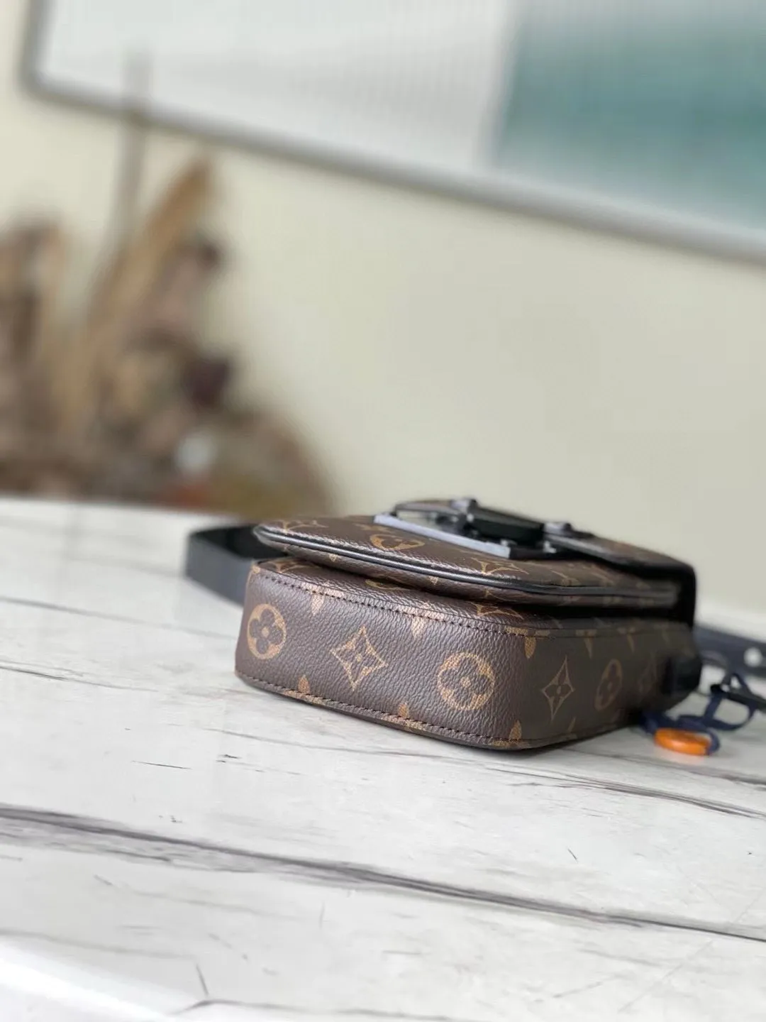 💰700 Top Original M81522 Presbyopia The new S-Lock Vertical Wearable wallet embosses the iconic Monogram pattern on elegant Taurillon leather, and then uses a magnetic closure to recall the traditional hard case lock design. The compact structure can also accommodate daily needs, making it easy to carry personal items with you and making a fashion statement. Dimensions: 12 x 19 x 7 cm