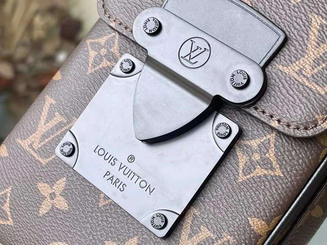 💰700 Top Original M81522 Presbyopia The new S-Lock Vertical Wearable wallet embosses the iconic Monogram pattern on elegant Taurillon leather, and then uses a magnetic closure to recall the traditional hard case lock design. The compact structure can also accommodate daily needs, making it easy to carry personal items with you and making a fashion statement. Dimensions: 12 x 19 x 7 cm