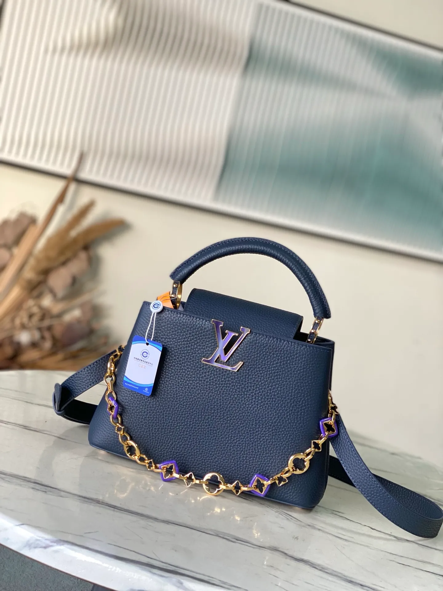 💰2320 "Special Original Leather" M14971 Small This Capucines small handbag is from the Harmony series, using a decorative chain to explore the inspiration of the Monogram flower. Taurillon cow leather creates an elegant structure, colorful resin outlines the V letter, and the flip cover provides two styles: external or internal. The neat interior is equipped with multiple pockets, and the detachable and adjustable shoulder strap makes it easy to wear cross-body. Dimensions: 27 × 18 × 9cm