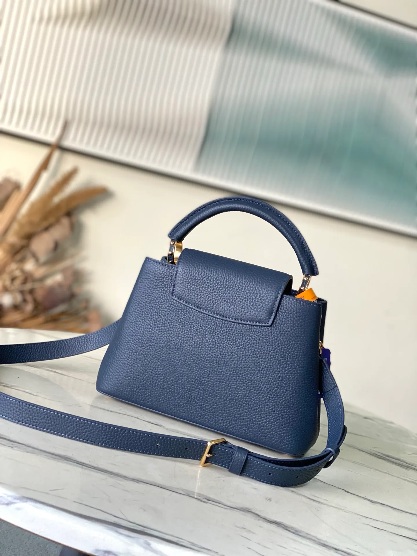 💰2320 "Special Original Leather" M14971 Small This Capucines small handbag is from the Harmony series, using a decorative chain to explore the inspiration of the Monogram flower. Taurillon cow leather creates an elegant structure, colorful resin outlines the V letter, and the flip cover provides two styles: external or internal. The neat interior is equipped with multiple pockets, and the detachable and adjustable shoulder strap makes it easy to wear cross-body. Dimensions: 27 × 18 × 9cm