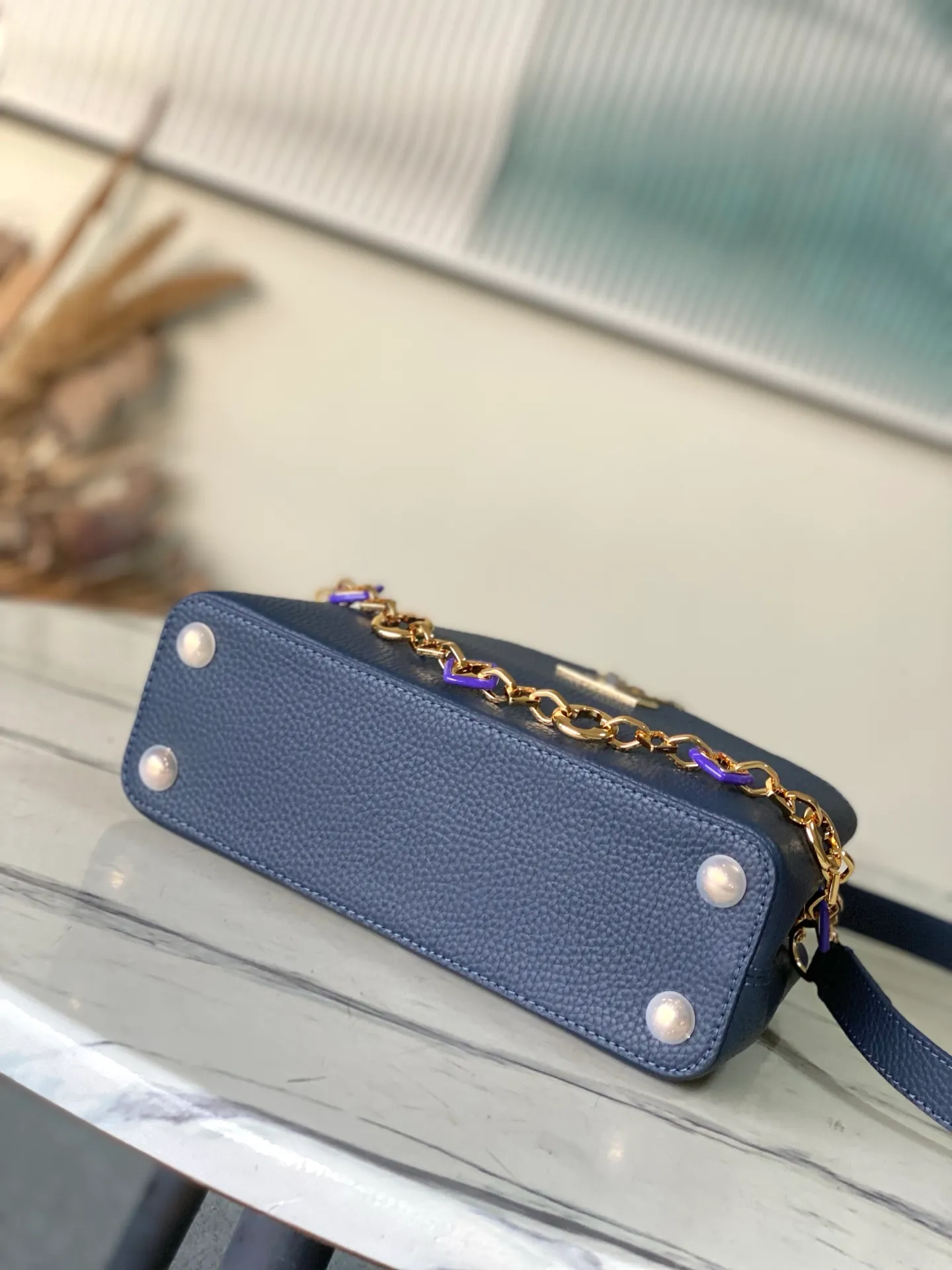 💰2320 "Special Original Leather" M14971 Small This Capucines small handbag is from the Harmony series, using a decorative chain to explore the inspiration of the Monogram flower. Taurillon cow leather creates an elegant structure, colorful resin outlines the V letter, and the flip cover provides two styles: external or internal. The neat interior is equipped with multiple pockets, and the detachable and adjustable shoulder strap makes it easy to wear cross-body. Dimensions: 27 × 18 × 9cm