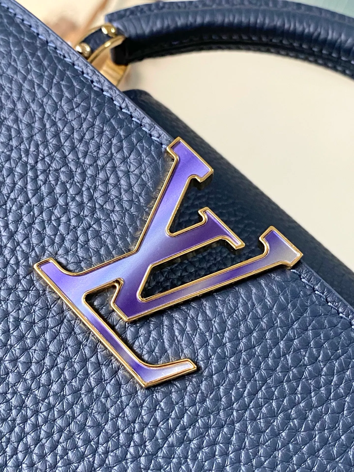 💰2320 "Special Original Leather" M14971 Small This Capucines small handbag is from the Harmony series, using a decorative chain to explore the inspiration of the Monogram flower. Taurillon cow leather creates an elegant structure, colorful resin outlines the V letter, and the flip cover provides two styles: external or internal. The neat interior is equipped with multiple pockets, and the detachable and adjustable shoulder strap makes it easy to wear cross-body. Dimensions: 27 × 18 × 9cm