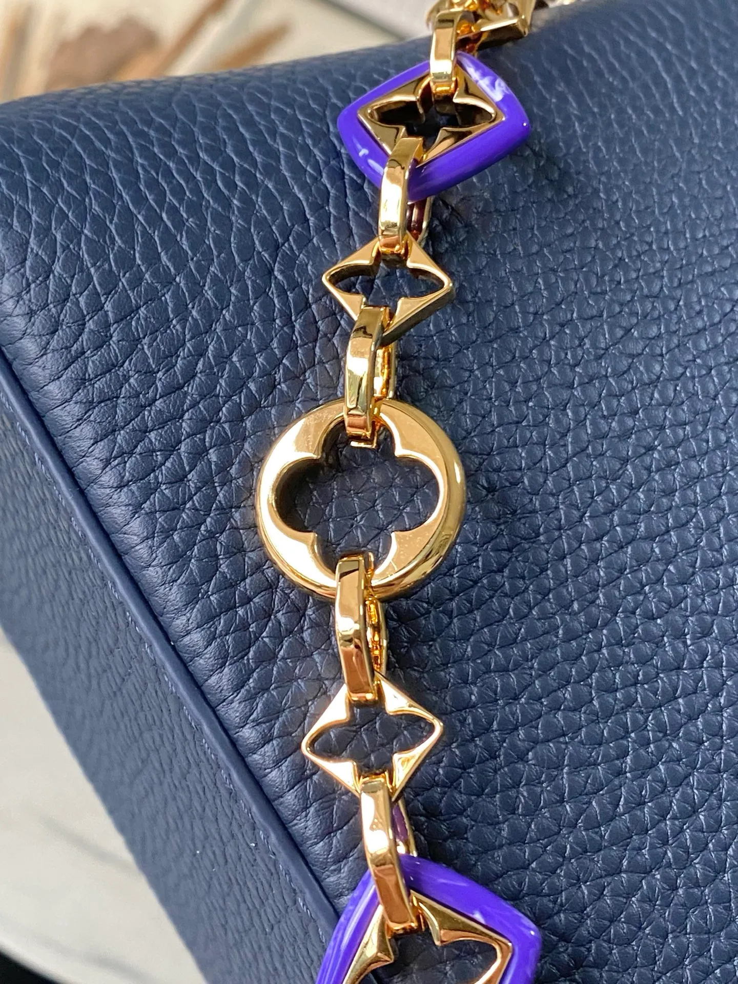 💰2320 "Special Original Leather" M14971 Small This Capucines small handbag is from the Harmony series, using a decorative chain to explore the inspiration of the Monogram flower. Taurillon cow leather creates an elegant structure, colorful resin outlines the V letter, and the flip cover provides two styles: external or internal. The neat interior is equipped with multiple pockets, and the detachable and adjustable shoulder strap makes it easy to wear cross-body. Dimensions: 27 × 18 × 9cm