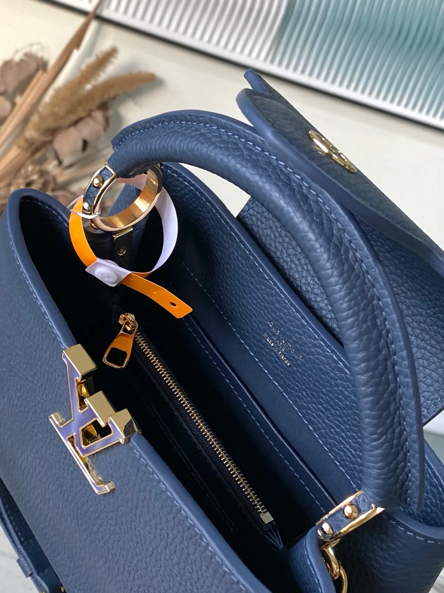 💰2320 "Special Original Leather" M14971 Small This Capucines small handbag is from the Harmony series, using a decorative chain to explore the inspiration of the Monogram flower. Taurillon cow leather creates an elegant structure, colorful resin outlines the V letter, and the flip cover provides two styles: external or internal. The neat interior is equipped with multiple pockets, and the detachable and adjustable shoulder strap makes it easy to wear cross-body. Dimensions: 27 × 18 × 9cm