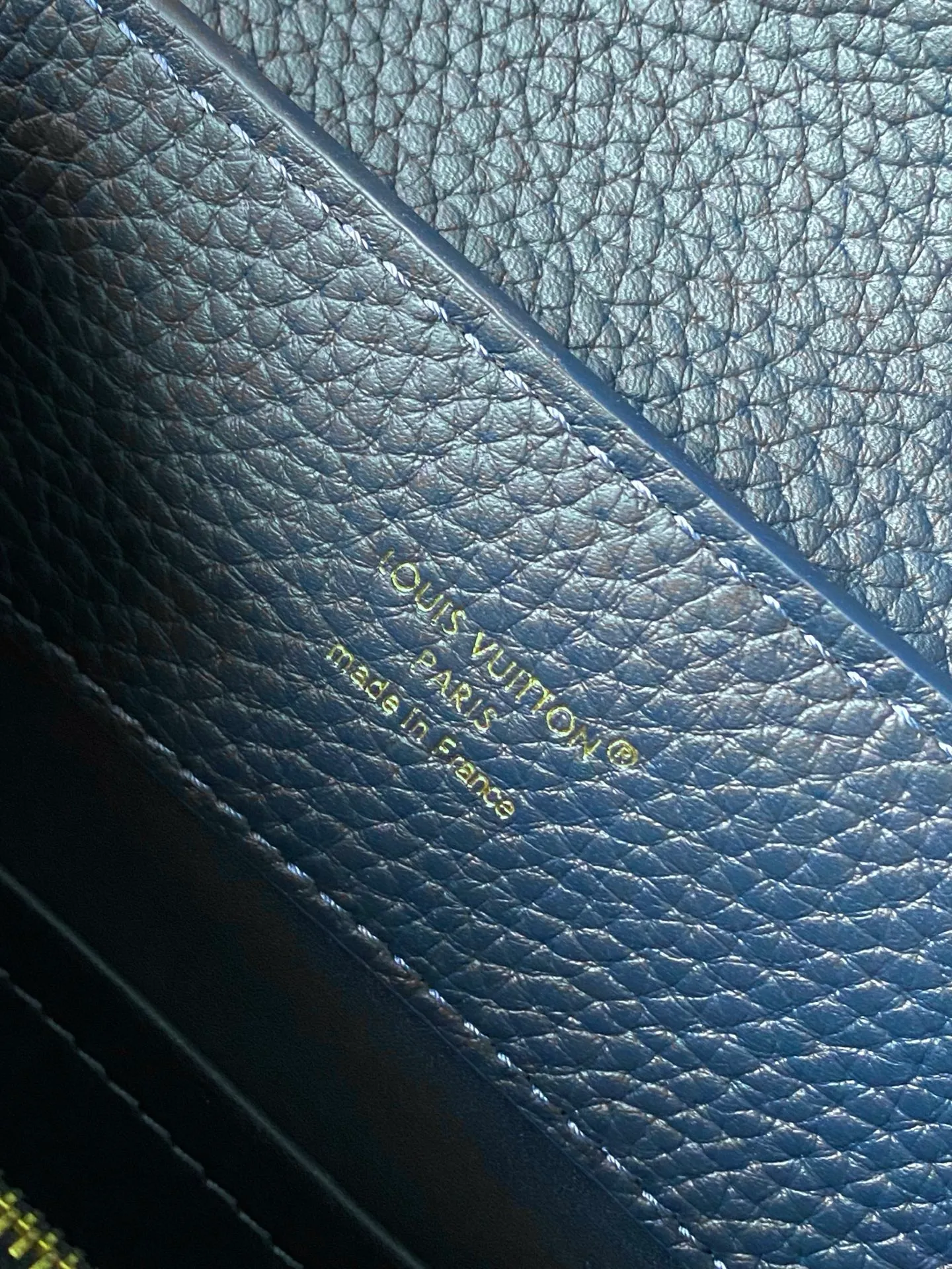 💰2320 "Special Original Leather" M14971 Small This Capucines small handbag is from the Harmony series, using a decorative chain to explore the inspiration of the Monogram flower. Taurillon cow leather creates an elegant structure, colorful resin outlines the V letter, and the flip cover provides two styles: external or internal. The neat interior is equipped with multiple pockets, and the detachable and adjustable shoulder strap makes it easy to wear cross-body. Dimensions: 27 × 18 × 9cm