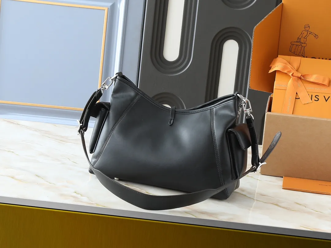 💰260💰Upgraded from the original M25143 M24861 M12583 M12579 M12919 M13105 This small CarryAll Cargo handbag is made of soft sheep leather with a fashionable micro-wrinkle effect, and is paired with polished metal parts and a lazy configuration on a deep background, making it a perfect choice for day and night occasions. The detachable shoulder strap and chain strap allow for a variety of styling possibilities. Dimensions: 23 x 15 x 33.5 cm (H x W x Length)