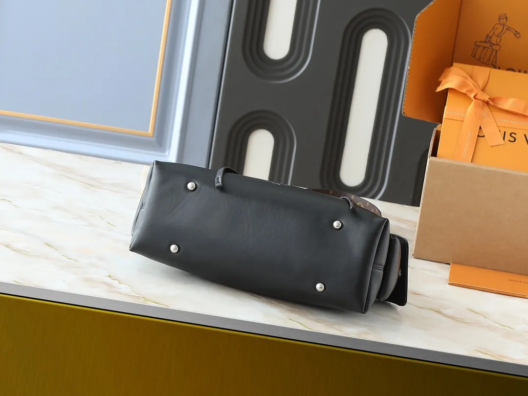 💰260💰Upgraded from the original M25143 M24861 M12583 M12579 M12919 M13105 This small CarryAll Cargo handbag is made of soft sheep leather with a fashionable micro-wrinkle effect, and is paired with polished metal parts and a lazy configuration on a deep background, making it a perfect choice for day and night occasions. The detachable shoulder strap and chain strap allow for a variety of styling possibilities. Dimensions: 23 x 15 x 33.5 cm (H x W x Length)