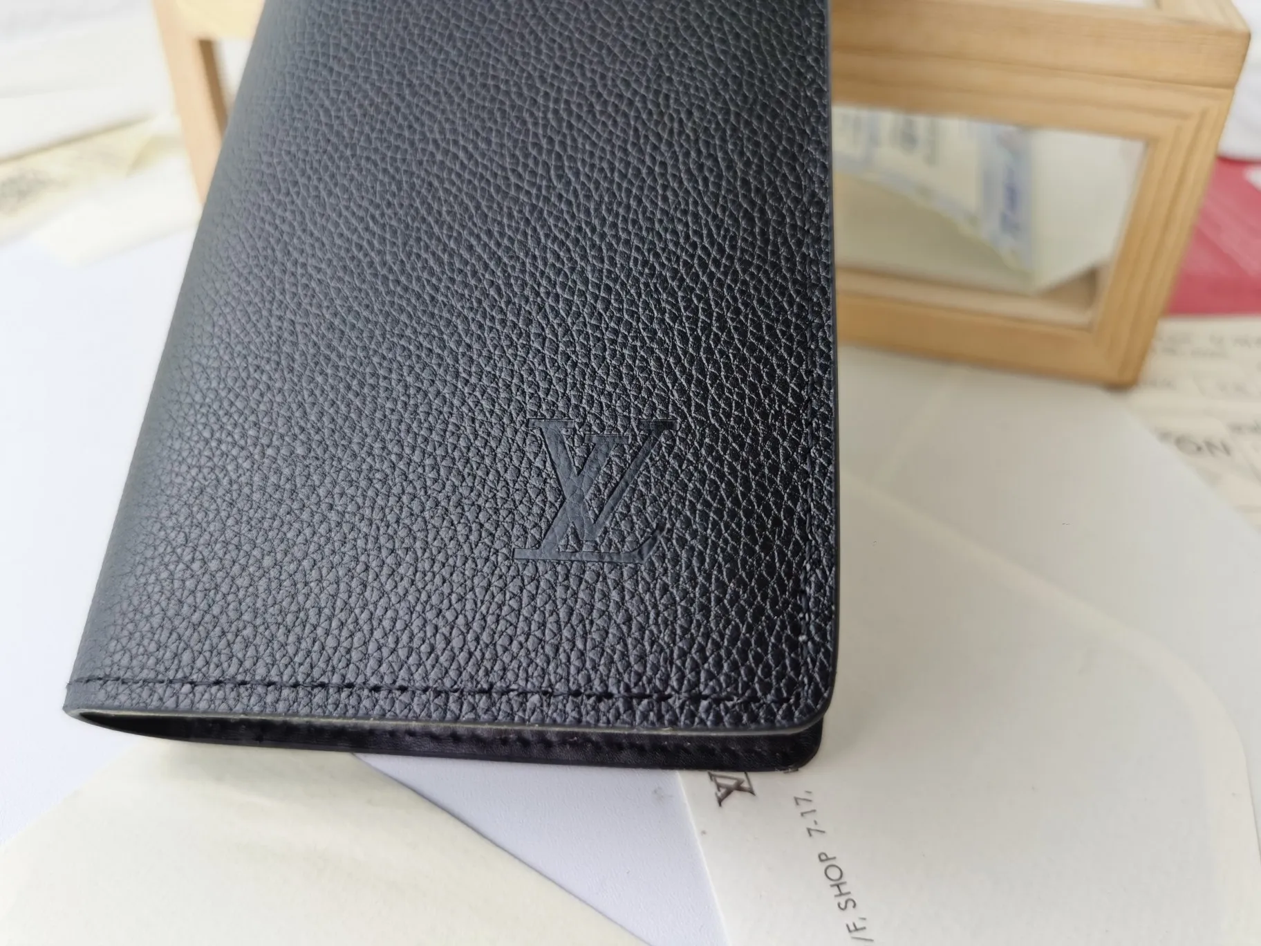 P140💰Top original version💎【Real shot with home background】M58192 black pebbled suit clip Elegant is the best way to describe Brazza, a wallet that is both flexible, easy to use and elegant, and can be easily stored in the chest pocket. Crafted from extremely soft yet durable Taurillon leather, this wallet is even more attractive. Details 10 x 19 x 2 cm (Length x Height x Width) Cowhide embellished wallet Front embossed Louis Vuitton initials Palladium finish Brass hardware Cowhide lining 12 credit card slots, 1 slot for ID or business cards 1 large zipped coin compartment 4 internal slip pockets for banknotes, IDs, receipts 62665