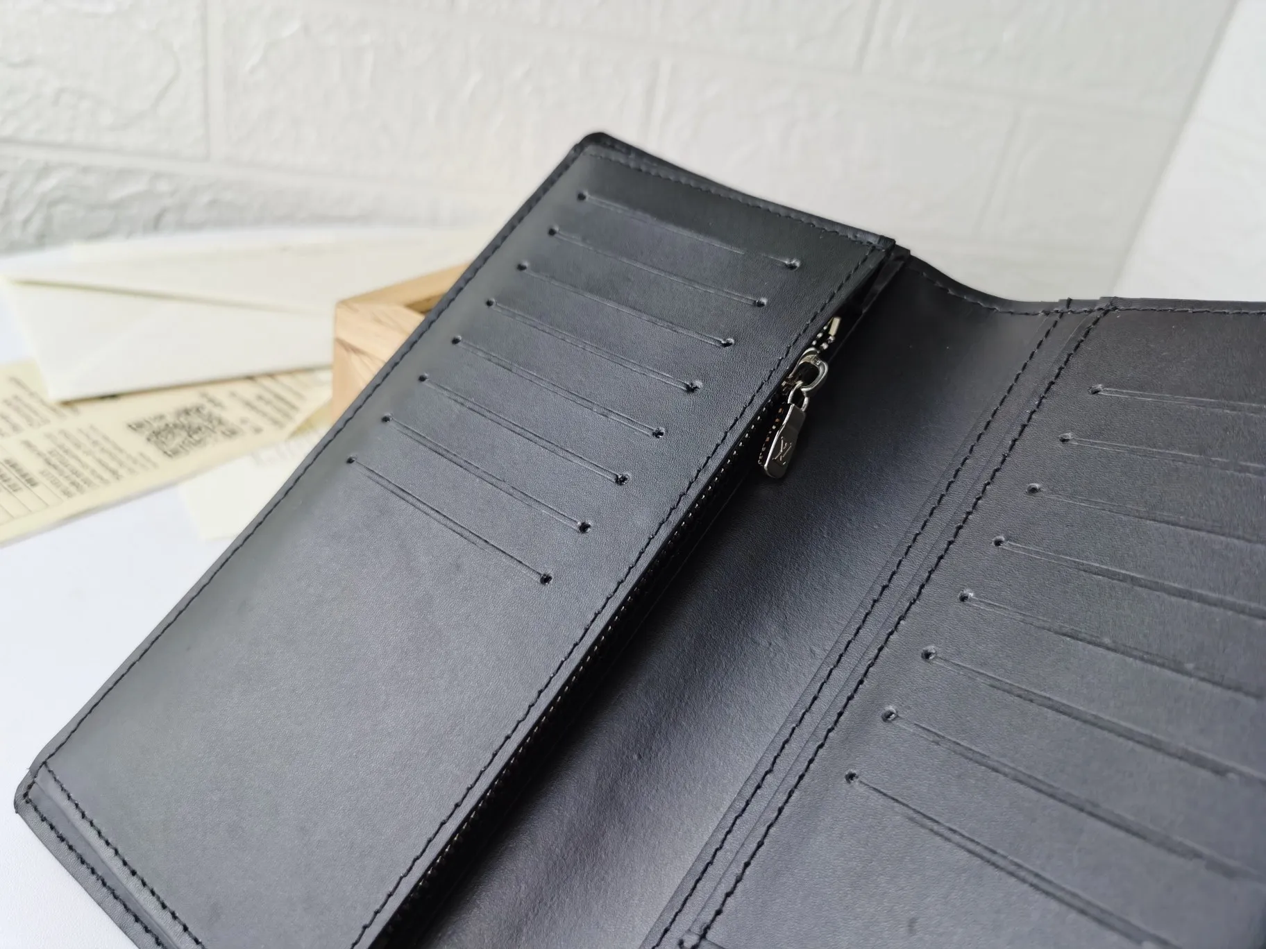 P140💰Top original version💎【Real shot with home background】M58192 black pebbled suit clip Elegant is the best way to describe Brazza, a wallet that is both flexible, easy to use and elegant, and can be easily stored in the chest pocket. Crafted from extremely soft yet durable Taurillon leather, this wallet is even more attractive. Details 10 x 19 x 2 cm (Length x Height x Width) Cowhide embellished wallet Front embossed Louis Vuitton initials Palladium finish Brass hardware Cowhide lining 12 credit card slots, 1 slot for ID or business cards 1 large zipped coin compartment 4 internal slip pockets for banknotes, IDs, receipts 62665