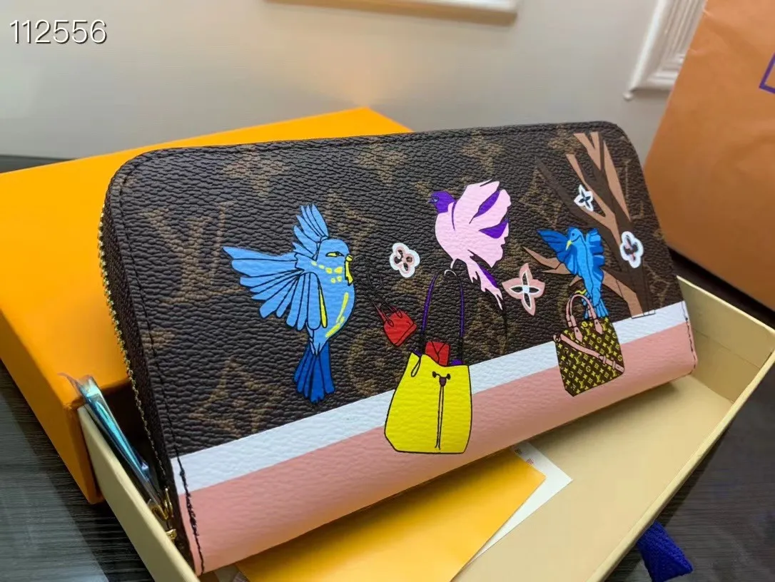 P150💰 M80857M60017 Japan limited wallet "Gibby Wallet", printed with Louis Vuitton's cute mascot "Vivian" illustration on single gram canvas. Brightly colored kites and cute mascots are combined, embellished with tiny single flowers. This is a collectible item that is perfect as a gift for those who love singles. Size: 19x 12.5x 3.0cm, 🎁🎁