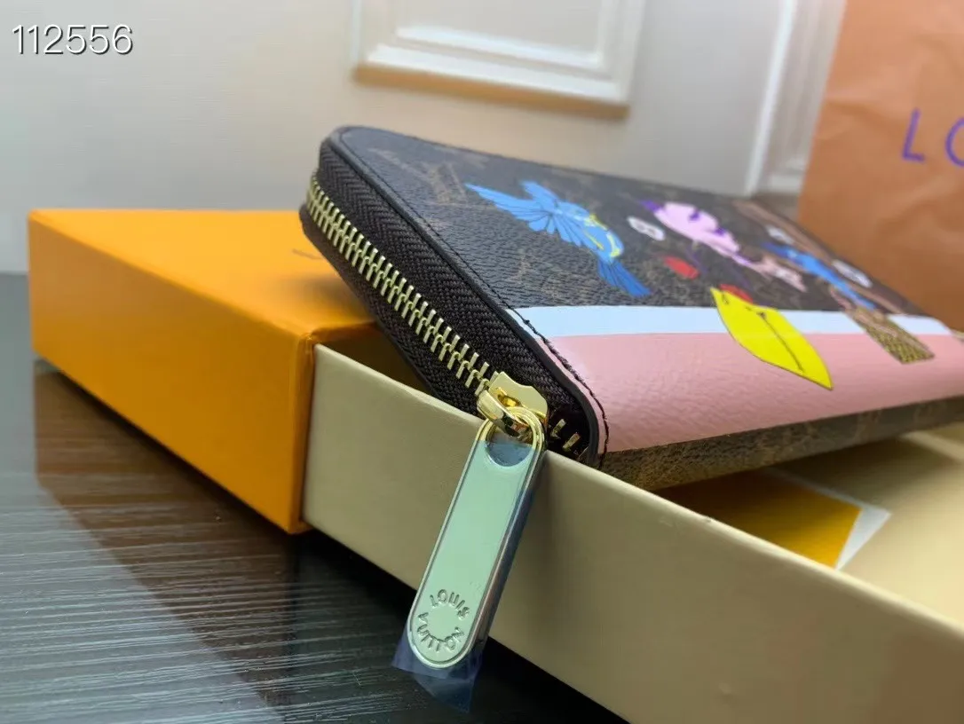 P150💰 M80857M60017 Japan limited wallet "Gibby Wallet", printed with Louis Vuitton's cute mascot "Vivian" illustration on single gram canvas. Brightly colored kites and cute mascots are combined, embellished with tiny single flowers. This is a collectible item that is perfect as a gift for those who love singles. Size: 19x 12.5x 3.0cm, 🎁🎁