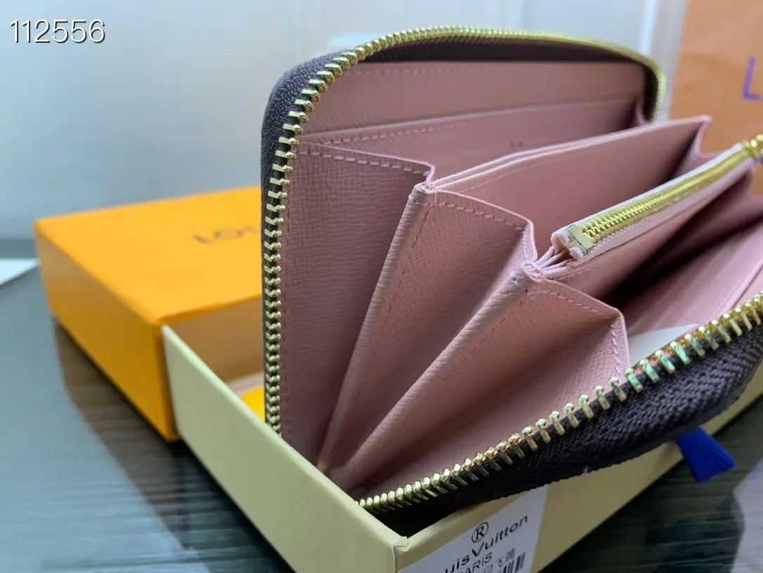 P150💰 M80857M60017 Japan limited wallet "Gibby Wallet", printed with Louis Vuitton's cute mascot "Vivian" illustration on single gram canvas. Brightly colored kites and cute mascots are combined, embellished with tiny single flowers. This is a collectible item that is perfect as a gift for those who love singles. Size: 19x 12.5x 3.0cm, 🎁🎁