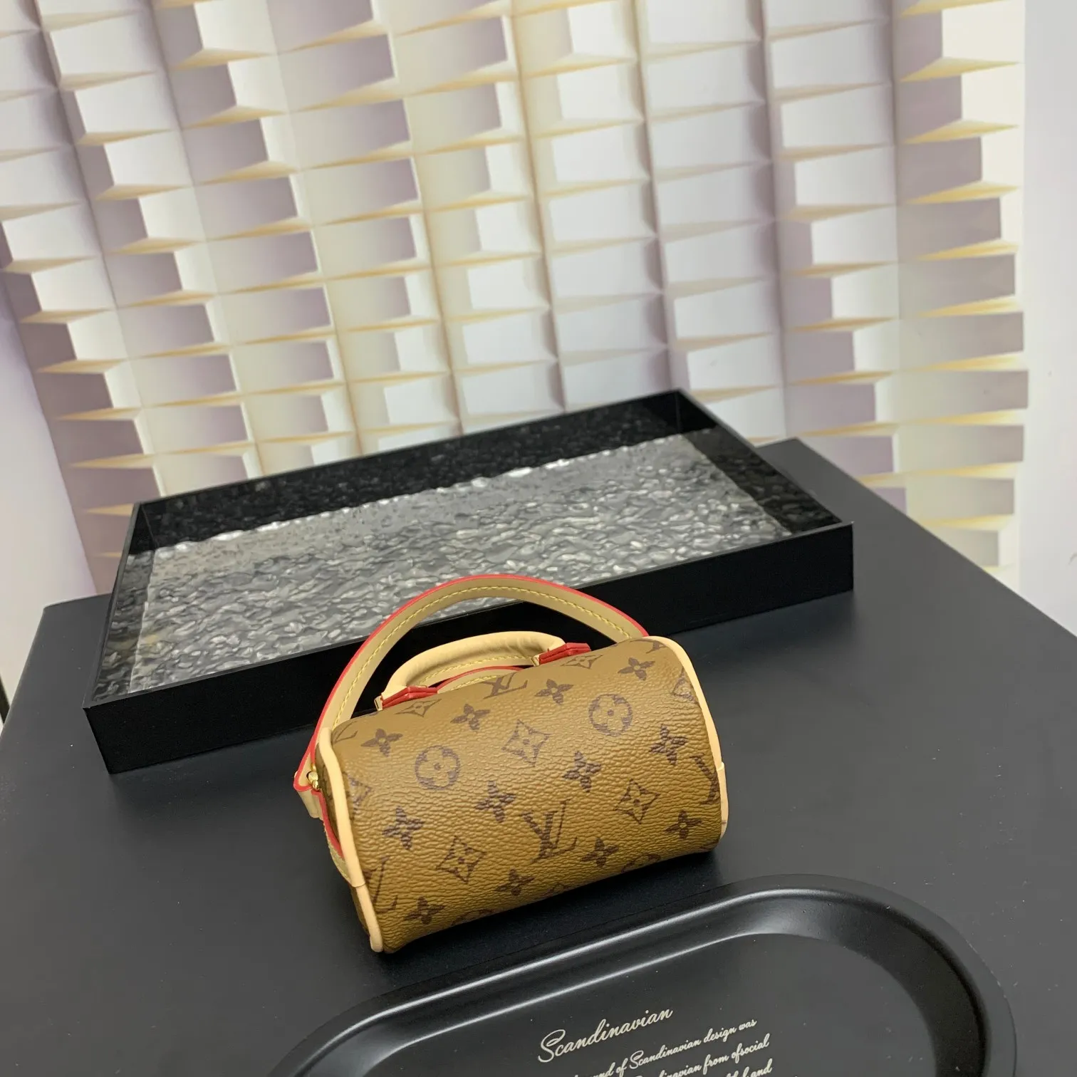💰200 MINI KEEPALL bag charm and keychain ☀️Louis Vuitton Louis Vuitton lv mini pillow bag pendant ☀️This Mini Keepall bag charm and keychain condense the classic handbag configuration, boldly showing the spirit of adventure. Monogram canvas with LV inscribed hook buckle, whether hung on a belt or handbag, its zipper closure and built-in keychain ensure secure storage