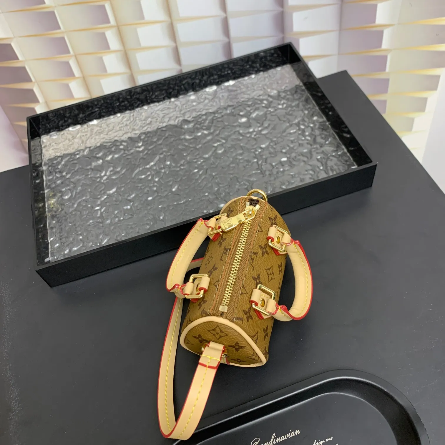 💰200 MINI KEEPALL bag charm and keychain ☀️Louis Vuitton Louis Vuitton lv mini pillow bag pendant ☀️This Mini Keepall bag charm and keychain condense the classic handbag configuration, boldly showing the spirit of adventure. Monogram canvas with LV inscribed hook buckle, whether hung on a belt or handbag, its zipper closure and built-in keychain ensure secure storage