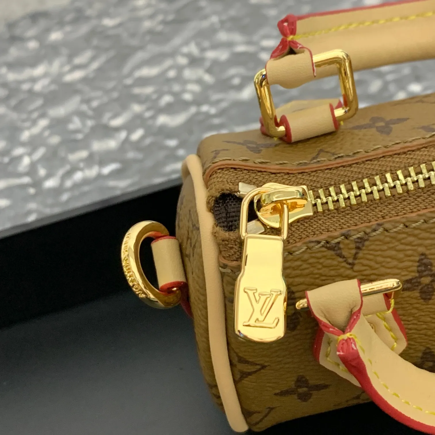 💰200 MINI KEEPALL bag charm and keychain ☀️Louis Vuitton Louis Vuitton lv mini pillow bag pendant ☀️This Mini Keepall bag charm and keychain condense the classic handbag configuration, boldly showing the spirit of adventure. Monogram canvas with LV inscribed hook buckle, whether hung on a belt or handbag, its zipper closure and built-in keychain ensure secure storage