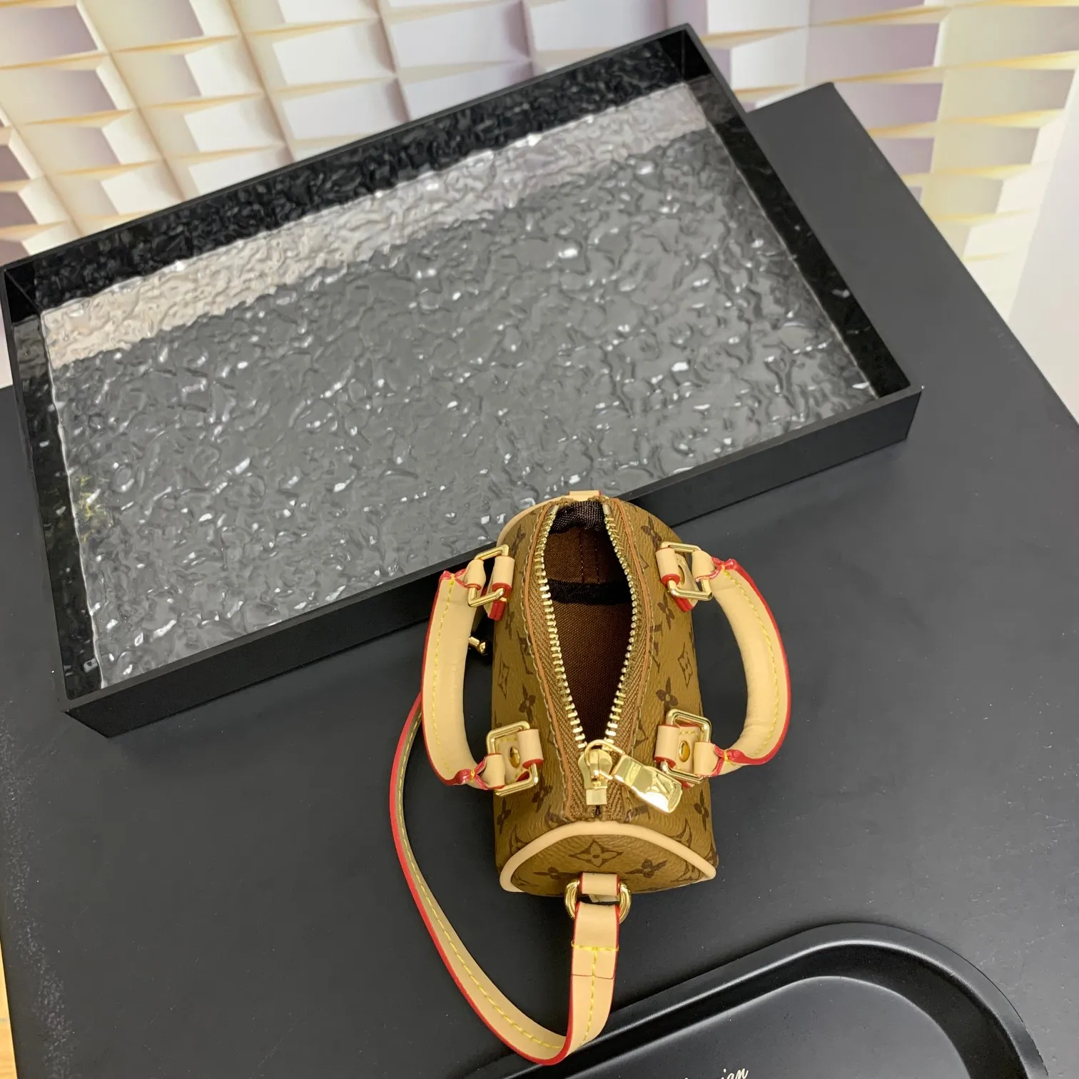 💰200 MINI KEEPALL bag charm and keychain ☀️Louis Vuitton Louis Vuitton lv mini pillow bag pendant ☀️This Mini Keepall bag charm and keychain condense the classic handbag configuration, boldly showing the spirit of adventure. Monogram canvas with LV inscribed hook buckle, whether hung on a belt or handbag, its zipper closure and built-in keychain ensure secure storage