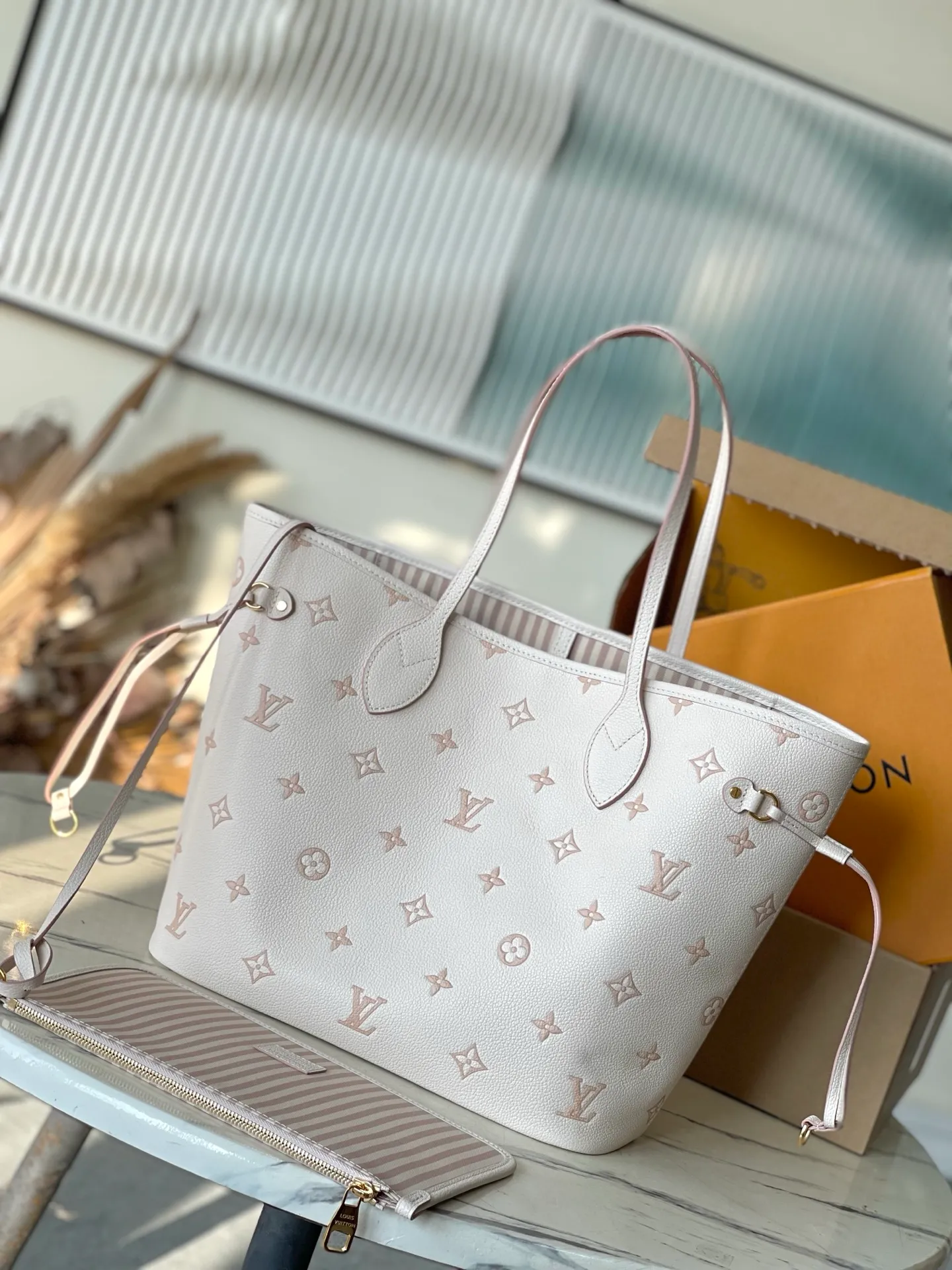 💰1260 (top layer leather) top original order M14285 milk white silk screen This Neverfull MM handbag displays the brand's iconic Monogram Empreinte leather and the latest tonal silhouette, which is both practical and refined. It's large enough to store a laptop and other daily essentials, and comes with a removable contrast-print textile bag. Gold hardware provides a sophisticated look. Size: 32*29*17cm