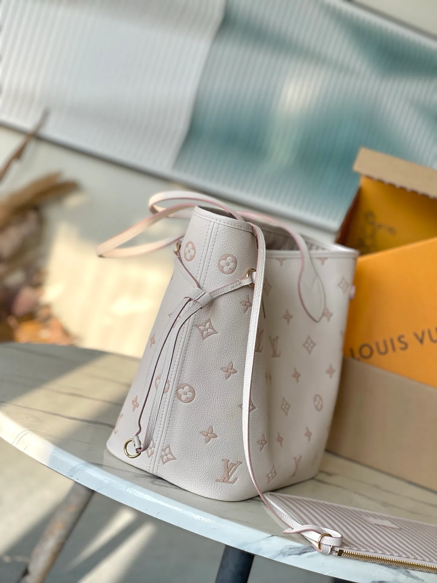 💰1260 (top layer leather) top original order M14285 milk white silk screen This Neverfull MM handbag displays the brand's iconic Monogram Empreinte leather and the latest tonal silhouette, which is both practical and refined. It's large enough to store a laptop and other daily essentials, and comes with a removable contrast-print textile bag. Gold hardware provides a sophisticated look. Size: 32*29*17cm