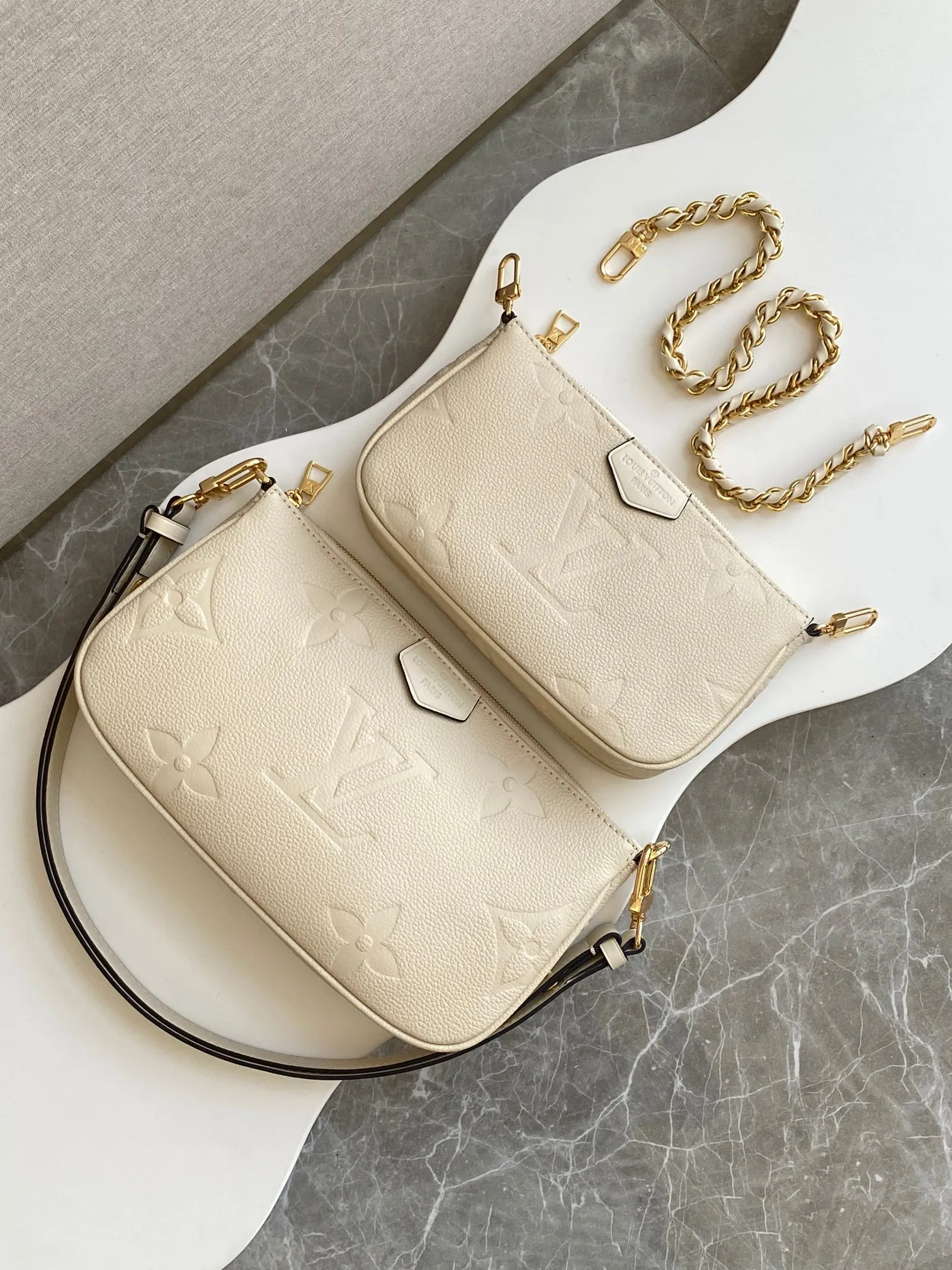 💰940 (top layer leather) top original single dynamic transcoding chip [three-piece mahjong bag] New full leather printing Highly practical in stock M22670 green M45777 black silk screen M80399 black embossed M80447 white embossed M45777 black silk screen M80447 white silk screen M45777 apricot embossed M45777 apricot silk screen M46093 color pink M46180 color blue [three-piece mahjong bag] New full leather printing Highly practical in stock M46569 off-white new version M45777 black silk screen M80399 black embossed M80447 white embossed M45777 black silk screen M80447 white silk screen M45777 apricot embossed M45777 apricot silk screen M46093 color pink. It is a must-have for celebrities and fashionable people. It has a very high appearance rate. It is not restricted by seasons. It is very suitable for matching clothes no matter what season. Carrying a three-piece mahjong bag will instantly transform you from an amateur to a fashion "blogger" who knows how to dress. Large: 23.5×13×4.5cm. Small: 18.5×11×4.5cm. 80%. A must-have for celebrities and fashionable people. It has a very high appearance rate. Not restricted by the season, it is very suitable for matching clothes no matter what season. Carrying a three-piece mahjong bag will instantly transform you from an amateur to a fashion "blogger" who knows how to dress 😎 Large: 23.5×13×4.5cm Small: 18.5×11×4.5cm 80%M It is a must-have for celebrities and fashionable people and has a very high appearance rate. Not restricted by the season, it is very suitable for matching clothes no matter what season. Carrying a three-piece mahjong bag on your back will instantly transform you from an amateur to a fashionable "blogger" who knows how to dress well 😎 Large: 23.5×13×4.5cm Small: 18.5×11×4.5cm 80%