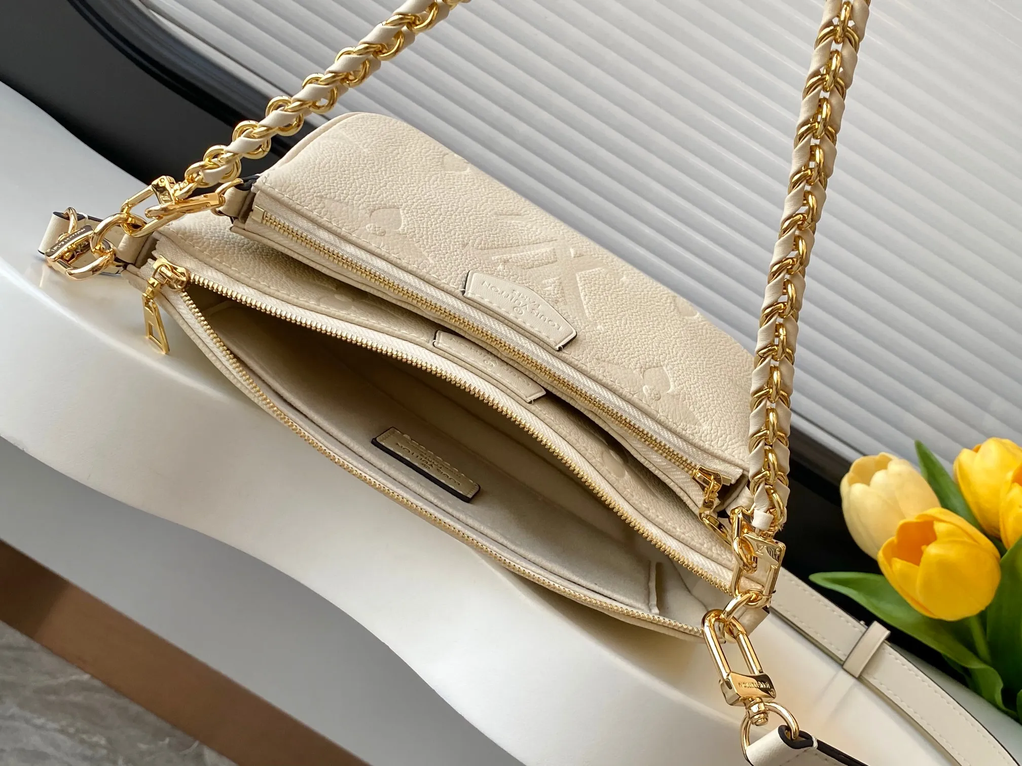 💰940 (top layer leather) top original single dynamic transcoding chip [three-piece mahjong bag] New full leather printing Highly practical in stock M22670 green M45777 black silk screen M80399 black embossed M80447 white embossed M45777 black silk screen M80447 white silk screen M45777 apricot embossed M45777 apricot silk screen M46093 color pink M46180 color blue [three-piece mahjong bag] New full leather printing Highly practical in stock M46569 off-white new version M45777 black silk screen M80399 black embossed M80447 white embossed M45777 black silk screen M80447 white silk screen M45777 apricot embossed M45777 apricot silk screen M46093 color pink. It is a must-have for celebrities and fashionable people. It has a very high appearance rate. It is not restricted by seasons. It is very suitable for matching clothes no matter what season. Carrying a three-piece mahjong bag will instantly transform you from an amateur to a fashion "blogger" who knows how to dress. Large: 23.5×13×4.5cm. Small: 18.5×11×4.5cm. 80%. A must-have for celebrities and fashionable people. It has a very high appearance rate. Not restricted by the season, it is very suitable for matching clothes no matter what season. Carrying a three-piece mahjong bag will instantly transform you from an amateur to a fashion "blogger" who knows how to dress 😎 Large: 23.5×13×4.5cm Small: 18.5×11×4.5cm 80%M It is a must-have for celebrities and fashionable people and has a very high appearance rate. Not restricted by the season, it is very suitable for matching clothes no matter what season. Carrying a three-piece mahjong bag on your back will instantly transform you from an amateur to a fashionable "blogger" who knows how to dress well 😎 Large: 23.5×13×4.5cm Small: 18.5×11×4.5cm 80%