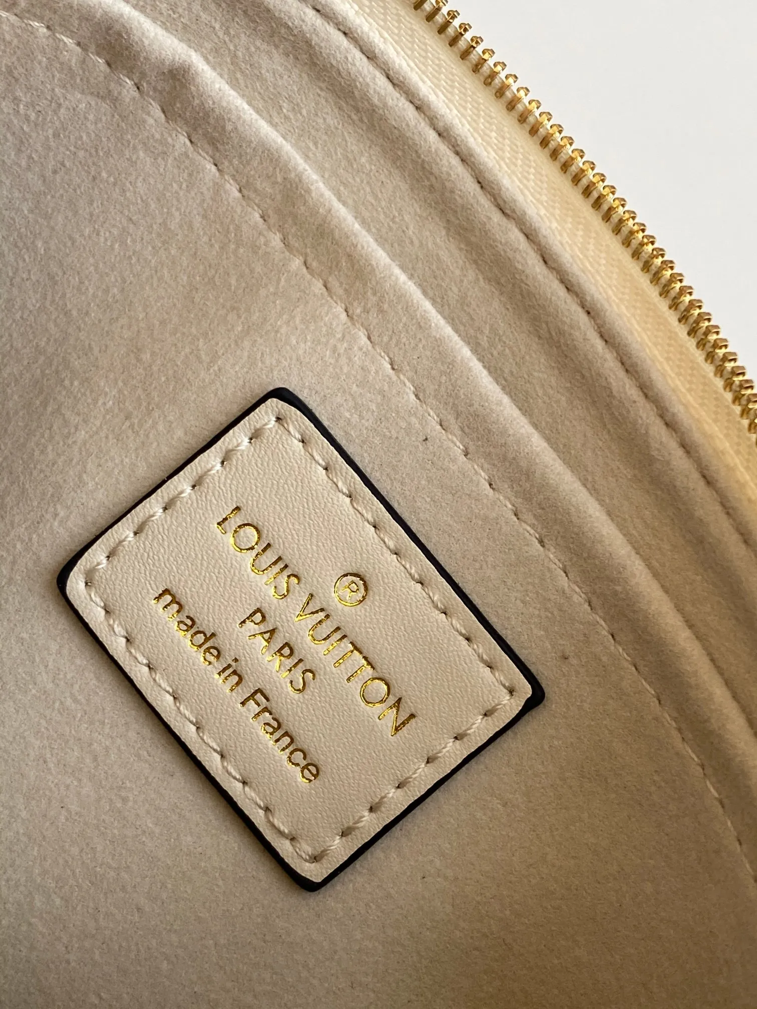 💰940 (top layer leather) top original single dynamic transcoding chip [three-piece mahjong bag] New full leather printing Highly practical in stock M22670 green M45777 black silk screen M80399 black embossed M80447 white embossed M45777 black silk screen M80447 white silk screen M45777 apricot embossed M45777 apricot silk screen M46093 color pink M46180 color blue [three-piece mahjong bag] New full leather printing Highly practical in stock M46569 off-white new version M45777 black silk screen M80399 black embossed M80447 white embossed M45777 black silk screen M80447 white silk screen M45777 apricot embossed M45777 apricot silk screen M46093 color pink. It is a must-have for celebrities and fashionable people. It has a very high appearance rate. It is not restricted by seasons. It is very suitable for matching clothes no matter what season. Carrying a three-piece mahjong bag will instantly transform you from an amateur to a fashion "blogger" who knows how to dress. Large: 23.5×13×4.5cm. Small: 18.5×11×4.5cm. 80%. A must-have for celebrities and fashionable people. It has a very high appearance rate. Not restricted by the season, it is very suitable for matching clothes no matter what season. Carrying a three-piece mahjong bag will instantly transform you from an amateur to a fashion "blogger" who knows how to dress 😎 Large: 23.5×13×4.5cm Small: 18.5×11×4.5cm 80%M It is a must-have for celebrities and fashionable people and has a very high appearance rate. Not restricted by the season, it is very suitable for matching clothes no matter what season. Carrying a three-piece mahjong bag on your back will instantly transform you from an amateur to a fashionable "blogger" who knows how to dress well 😎 Large: 23.5×13×4.5cm Small: 18.5×11×4.5cm 80%