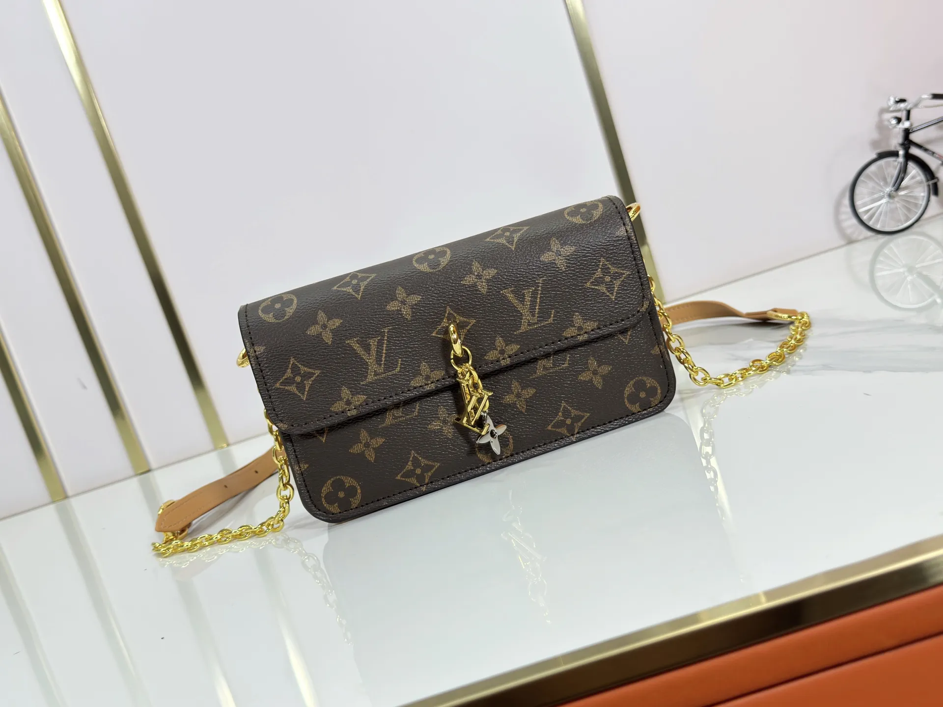 P240 M14564 M14547 M14581 M14549 M14548 Official website latest🆕Spring and summer commuter chain card holder, hijab with original LV letter hardware, original frosted leather, fine and soft leather, exquisite and compact version, equipped with three card slots, which can insert cards💳 and can hold mobile phones📱! Equipped with a ⛓chain shoulder strap, it can be worn 🉑on one shoulder🉑cross the body. When the chains ⛓ are overlapped, it can be carried under the armpits or directly used as a clutch bag! One bag, multiple ways to carry it, looks great and is very practical! Size: 20×11.5×4CM