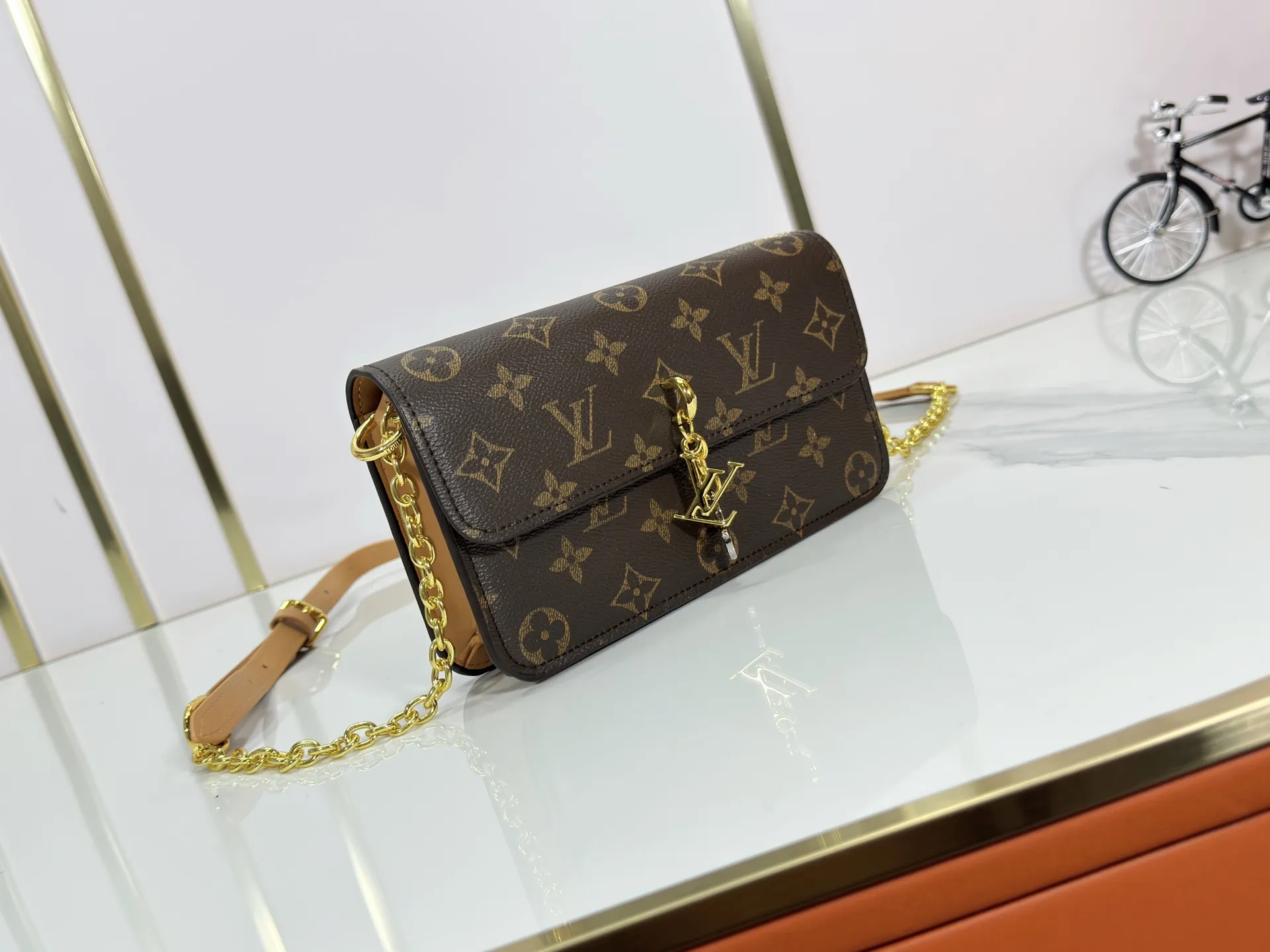 P240 M14564 M14547 M14581 M14549 M14548 Official website latest🆕Spring and summer commuter chain card holder, hijab with original LV letter hardware, original frosted leather, fine and soft leather, exquisite and compact version, equipped with three card slots, which can insert cards💳 and can hold mobile phones📱! Equipped with a ⛓chain shoulder strap, it can be worn 🉑on one shoulder🉑cross the body. When the chains ⛓ are overlapped, it can be carried under the armpits or directly used as a clutch bag! One bag, multiple ways to carry it, looks great and is very practical! Size: 20×11.5×4CM