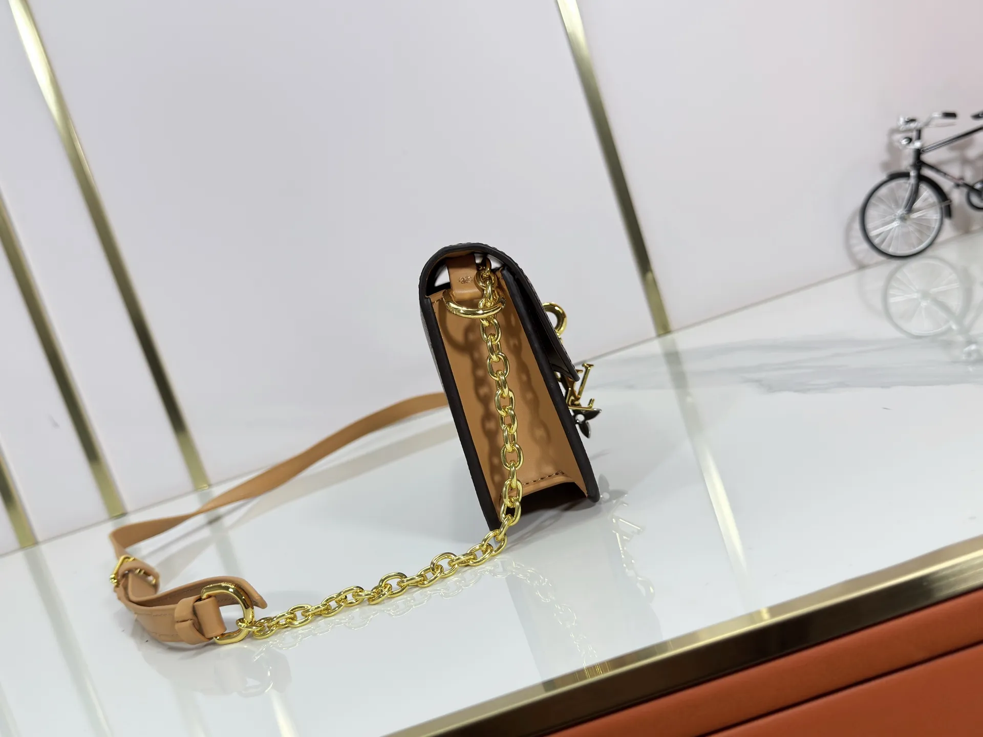 P240 M14564 M14547 M14581 M14549 M14548 Official website latest🆕Spring and summer commuter chain card holder, hijab with original LV letter hardware, original frosted leather, fine and soft leather, exquisite and compact version, equipped with three card slots, which can insert cards💳 and can hold mobile phones📱! Equipped with a ⛓chain shoulder strap, it can be worn 🉑on one shoulder🉑cross the body. When the chains ⛓ are overlapped, it can be carried under the armpits or directly used as a clutch bag! One bag, multiple ways to carry it, looks great and is very practical! Size: 20×11.5×4CM