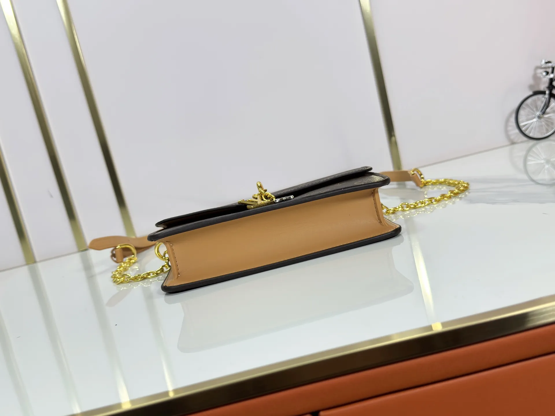 P240 M14564 M14547 M14581 M14549 M14548 Official website latest🆕Spring and summer commuter chain card holder, hijab with original LV letter hardware, original frosted leather, fine and soft leather, exquisite and compact version, equipped with three card slots, which can insert cards💳 and can hold mobile phones📱! Equipped with a ⛓chain shoulder strap, it can be worn 🉑on one shoulder🉑cross the body. When the chains ⛓ are overlapped, it can be carried under the armpits or directly used as a clutch bag! One bag, multiple ways to carry it, looks great and is very practical! Size: 20×11.5×4CM