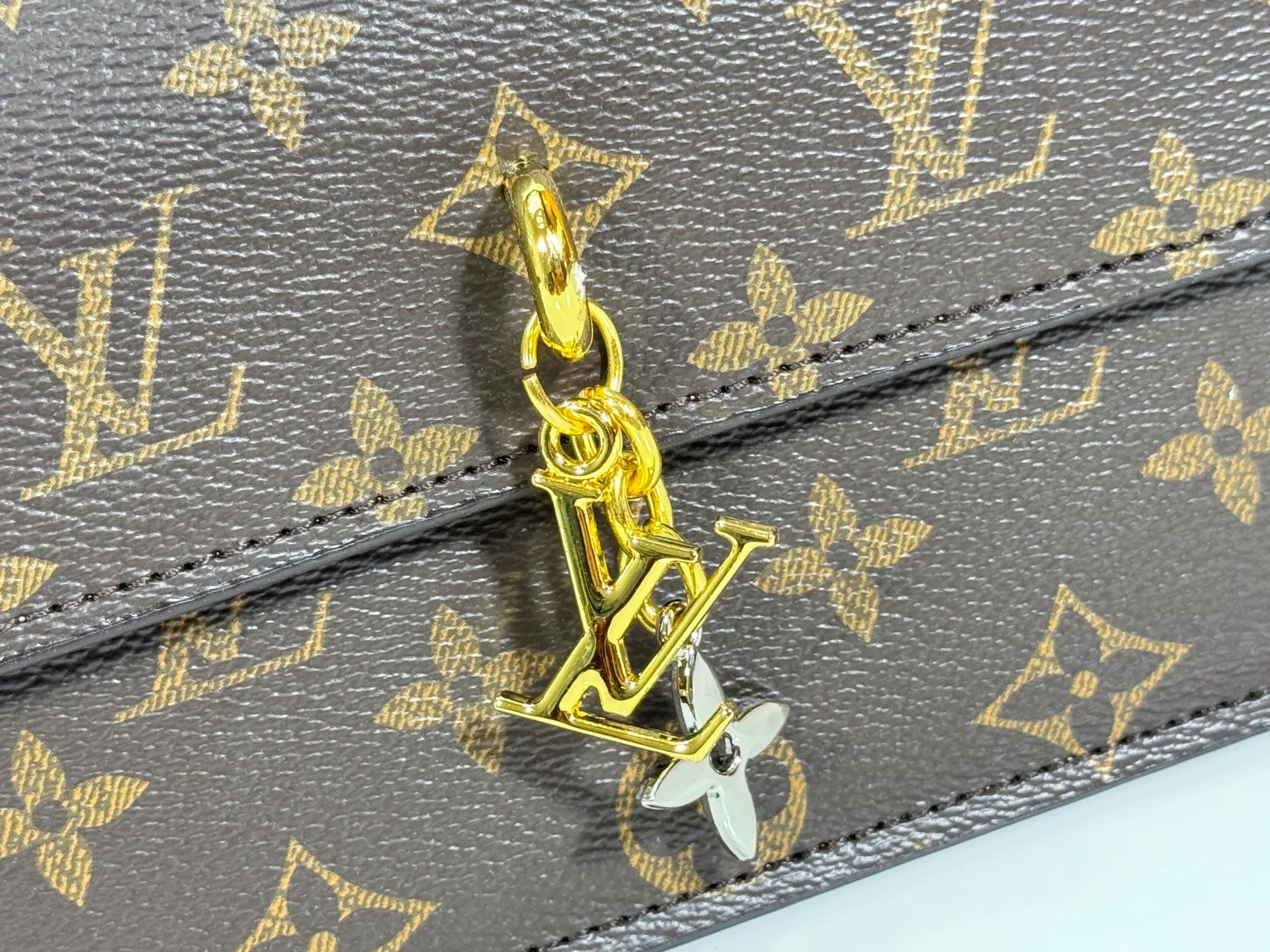 P240 M14564 M14547 M14581 M14549 M14548 Official website latest🆕Spring and summer commuter chain card holder, hijab with original LV letter hardware, original frosted leather, fine and soft leather, exquisite and compact version, equipped with three card slots, which can insert cards💳 and can hold mobile phones📱! Equipped with a ⛓chain shoulder strap, it can be worn 🉑on one shoulder🉑cross the body. When the chains ⛓ are overlapped, it can be carried under the armpits or directly used as a clutch bag! One bag, multiple ways to carry it, looks great and is very practical! Size: 20×11.5×4CM