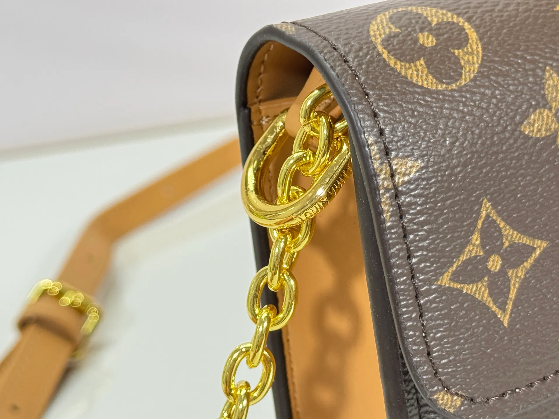 P240 M14564 M14547 M14581 M14549 M14548 Official website latest🆕Spring and summer commuter chain card holder, hijab with original LV letter hardware, original frosted leather, fine and soft leather, exquisite and compact version, equipped with three card slots, which can insert cards💳 and can hold mobile phones📱! Equipped with a ⛓chain shoulder strap, it can be worn 🉑on one shoulder🉑cross the body. When the chains ⛓ are overlapped, it can be carried under the armpits or directly used as a clutch bag! One bag, multiple ways to carry it, looks great and is very practical! Size: 20×11.5×4CM