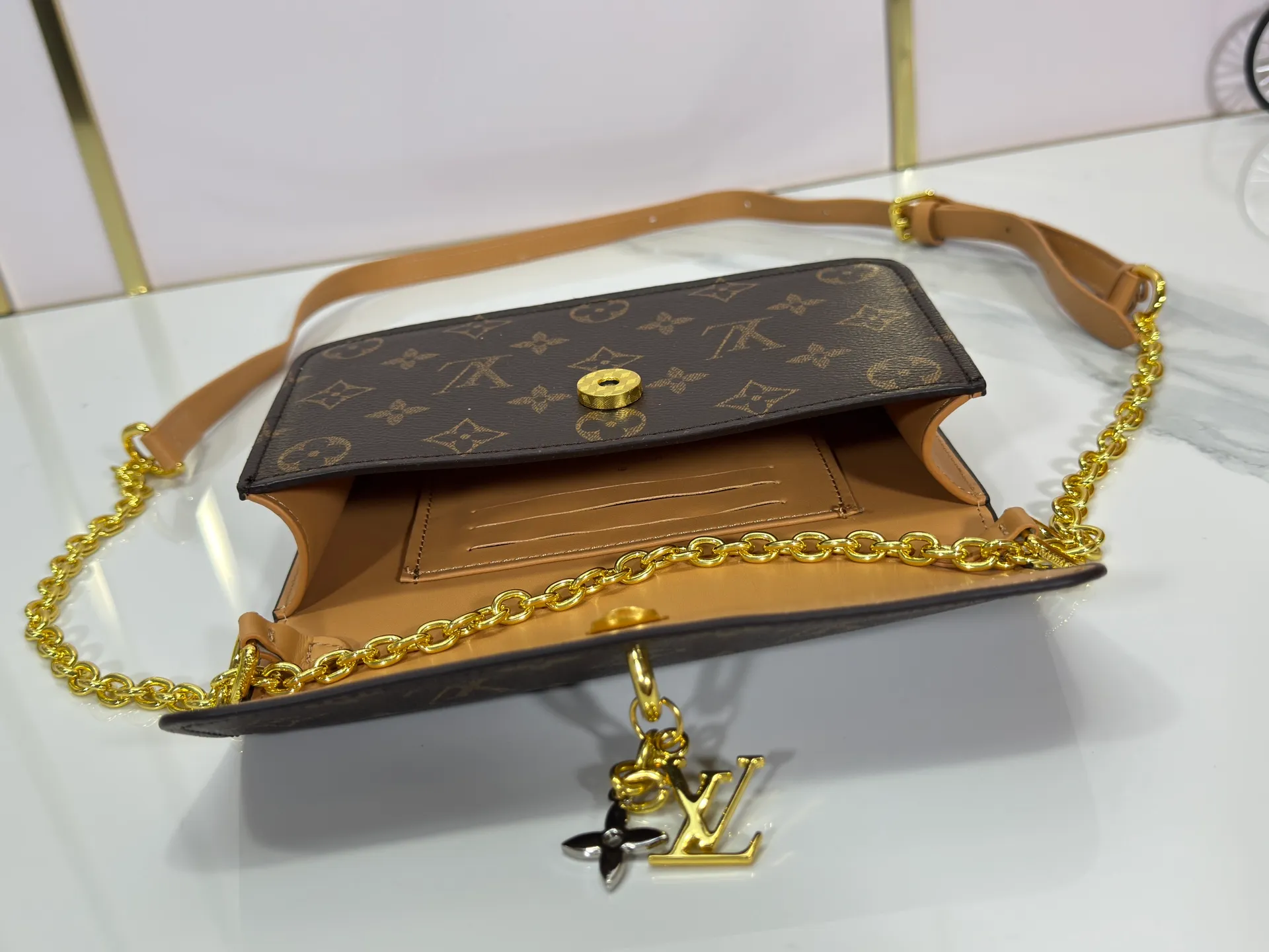P240 M14564 M14547 M14581 M14549 M14548 Official website latest🆕Spring and summer commuter chain card holder, hijab with original LV letter hardware, original frosted leather, fine and soft leather, exquisite and compact version, equipped with three card slots, which can insert cards💳 and can hold mobile phones📱! Equipped with a ⛓chain shoulder strap, it can be worn 🉑on one shoulder🉑cross the body. When the chains ⛓ are overlapped, it can be carried under the armpits or directly used as a clutch bag! One bag, multiple ways to carry it, looks great and is very practical! Size: 20×11.5×4CM