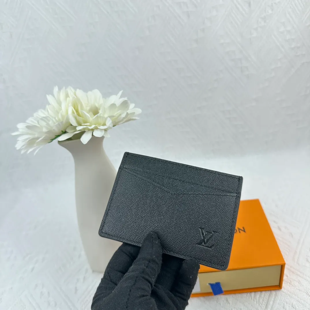 P66 M60166 Card Holder Neo card holder made of Monogram Macassar canvas is the first choice for carrying important cards. Black leather trim makes the classic Louis Vuitton pattern even more eye-catching. Size: 7.5*12