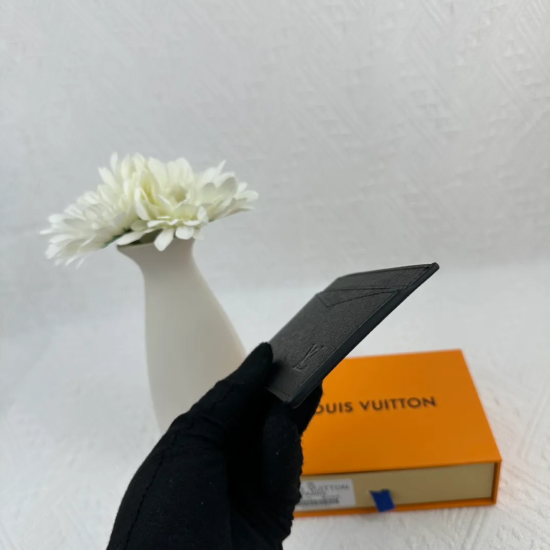P66 M60166 Card Holder Neo card holder made of Monogram Macassar canvas is the first choice for carrying important cards. Black leather trim makes the classic Louis Vuitton pattern even more eye-catching. Size: 7.5*12