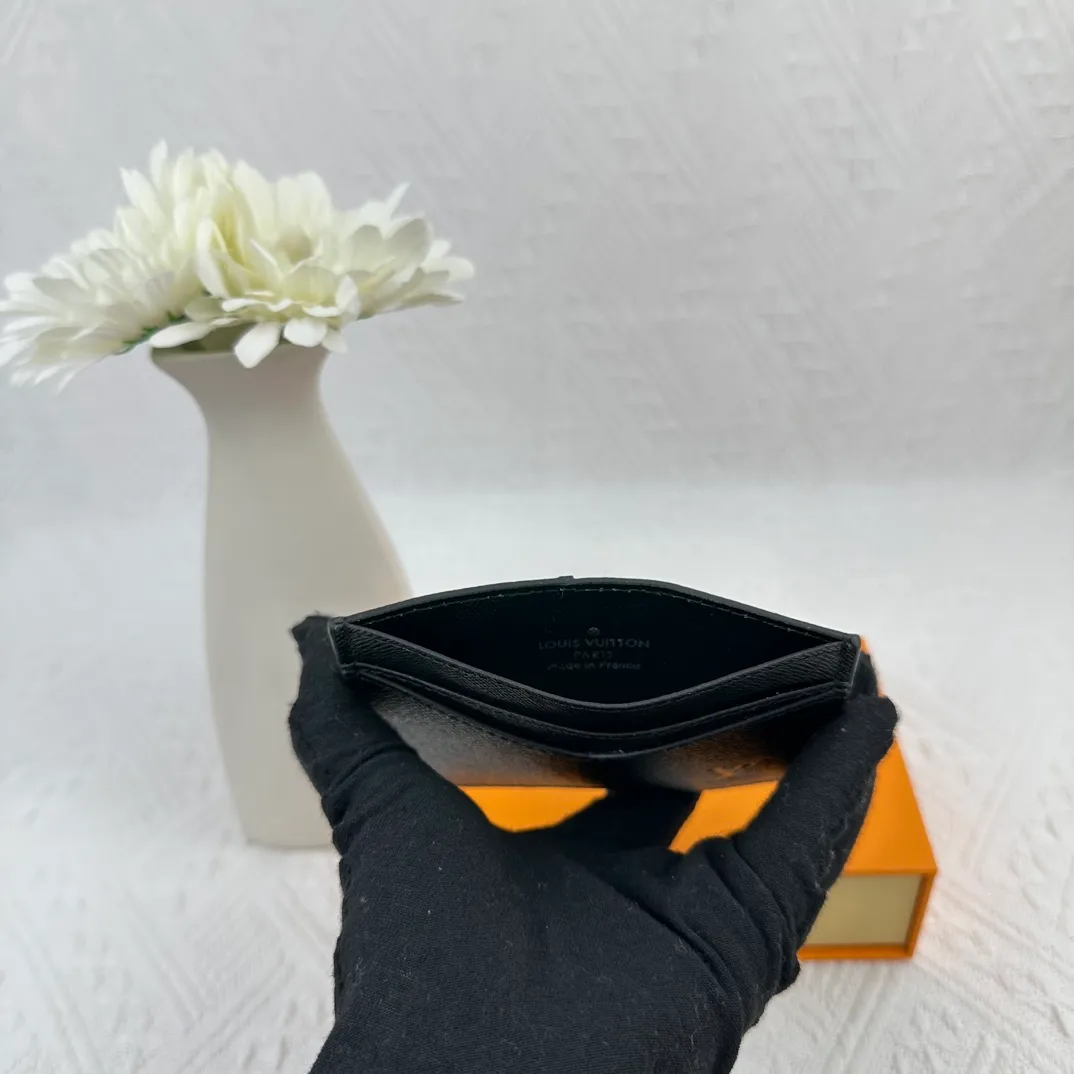 P66 M60166 Card Holder Neo card holder made of Monogram Macassar canvas is the first choice for carrying important cards. Black leather trim makes the classic Louis Vuitton pattern even more eye-catching. Size: 7.5*12