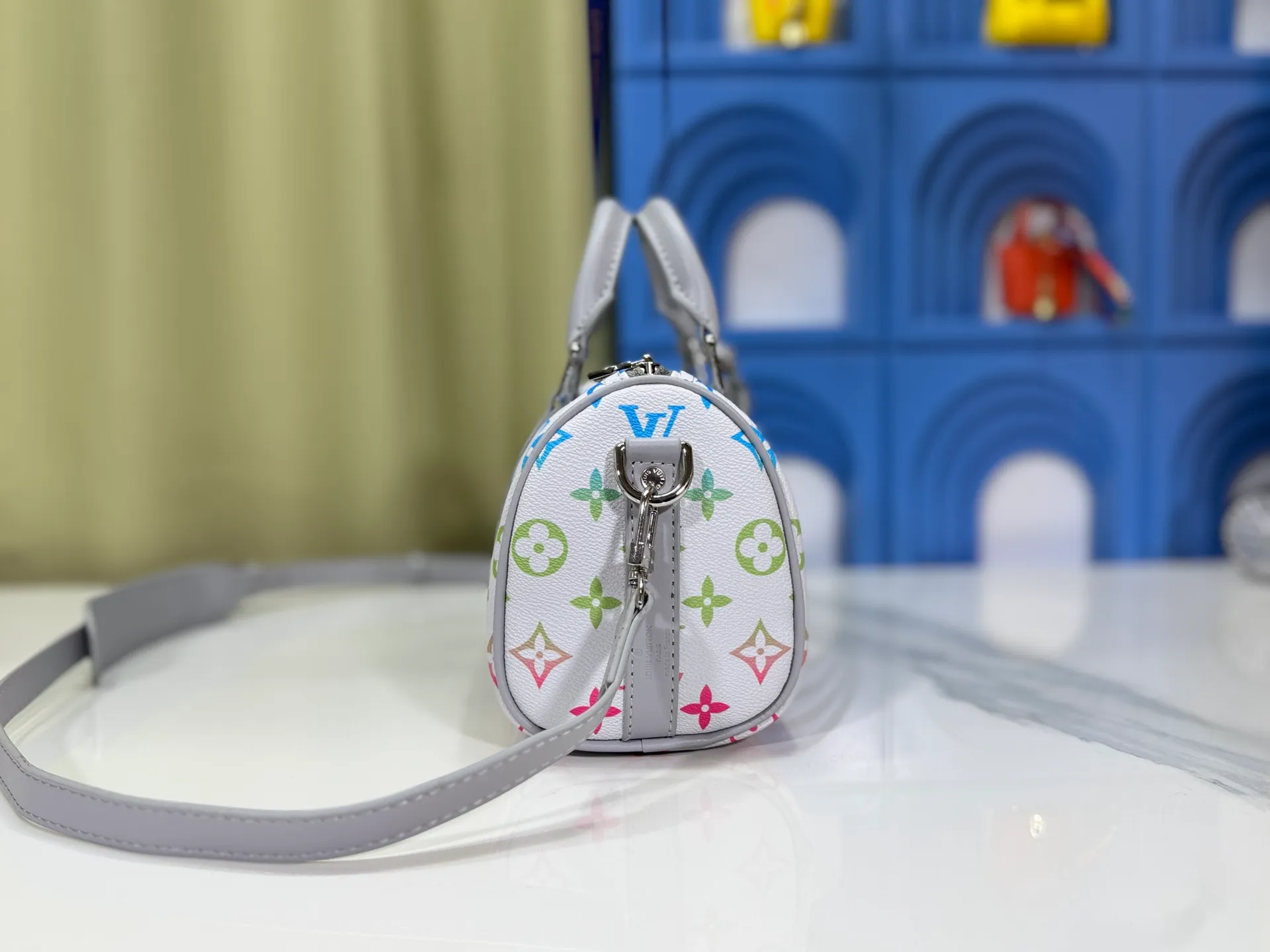 P240 Upgraded original version M13935 gradient rainbow, black and white three colors N40770 Brown M15428 Presbyopia M46271 Black flower M20900 M46249 This handbag condenses the classic silhouette of the Keepall travel bag and is made of Monogram embossed Taurillon leather. The compact structure is suitable for storing small items such as mobile phones and wallets. With its clever use of leather handles and detachable shoulder strap, it's easy to carry with you in trendy style. Detailed features Dimensions: 25✘15✘11 cm
