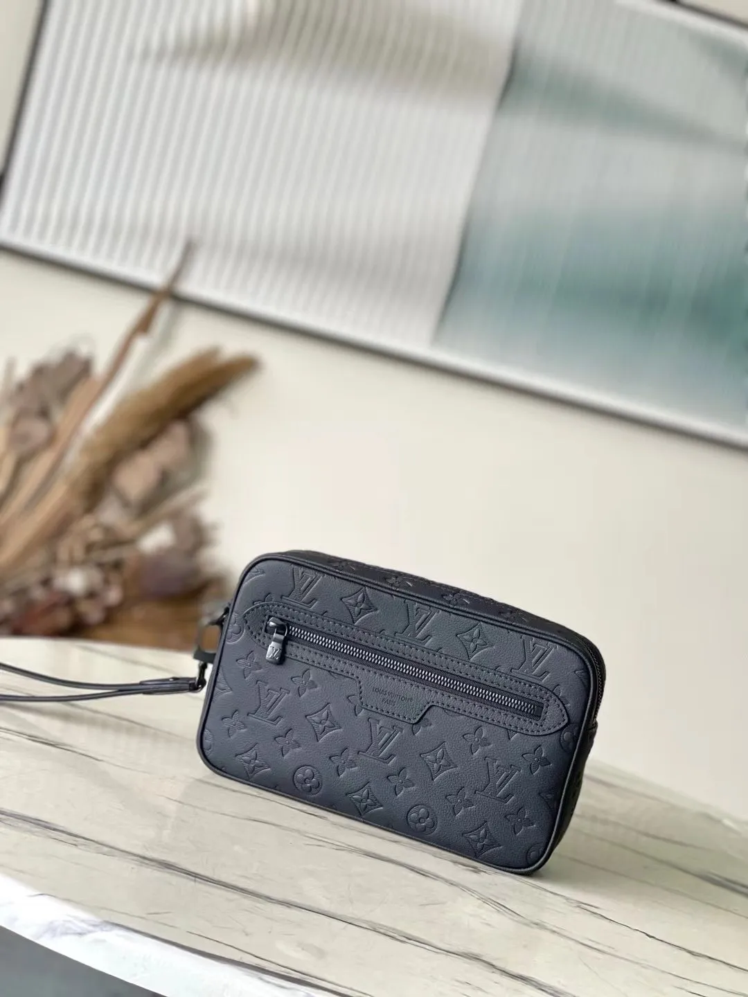 💰840 (first-grain leather) Top quality original M14910 This Pochette Kasai storage bag is made of soft Monogram Shadow embossed calfskin and equipped with an external zipper pocket, perfect for storing small daily necessities. The interior of the organizer has ten business card slots, a patch pocket and a double patch pocket, and can be carried as a clutch or with a detachable wrist strap. 24.5 x 15.5 x 6 cm (length x height x width)