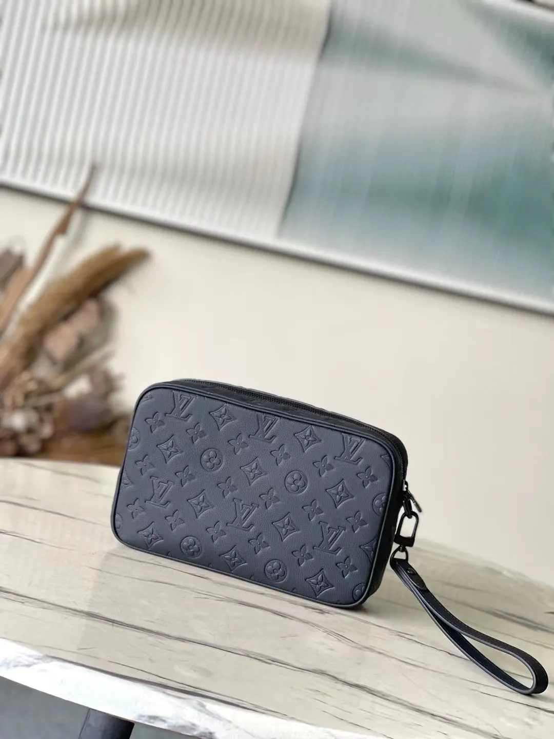 💰840 (first-grain leather) Top quality original M14910 This Pochette Kasai storage bag is made of soft Monogram Shadow embossed calfskin and equipped with an external zipper pocket, perfect for storing small daily necessities. The interior of the organizer has ten business card slots, a patch pocket and a double patch pocket, and can be carried as a clutch or with a detachable wrist strap. 24.5 x 15.5 x 6 cm (length x height x width)