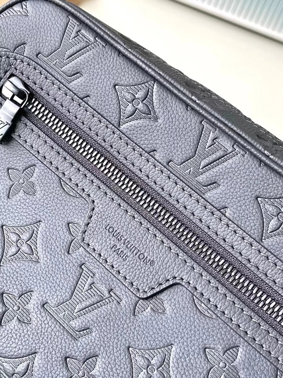 💰840 (first-grain leather) Top quality original M14910 This Pochette Kasai storage bag is made of soft Monogram Shadow embossed calfskin and equipped with an external zipper pocket, perfect for storing small daily necessities. The interior of the organizer has ten business card slots, a patch pocket and a double patch pocket, and can be carried as a clutch or with a detachable wrist strap. 24.5 x 15.5 x 6 cm (length x height x width)