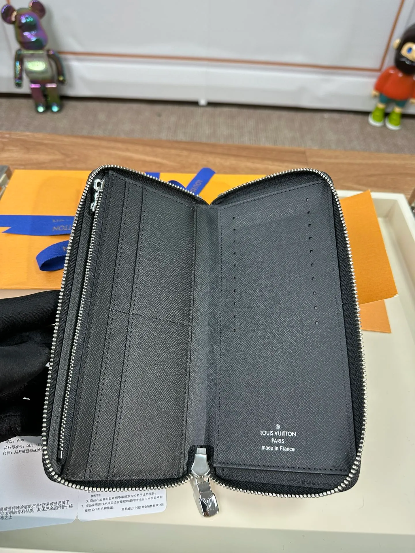 P840 M62295 [Special Authentic] This Louis Vuitton Zippy vertical zipper wallet is made of Monogram Eclipse canvas. It is fashionable and practical, ideal for storing and carrying credit cards and cash. Sturdy wraparound zipper construction with multiple credit card slots, a zippered coin pocket and compartments for bills and bills. 10.0x20.0x2.0cm
