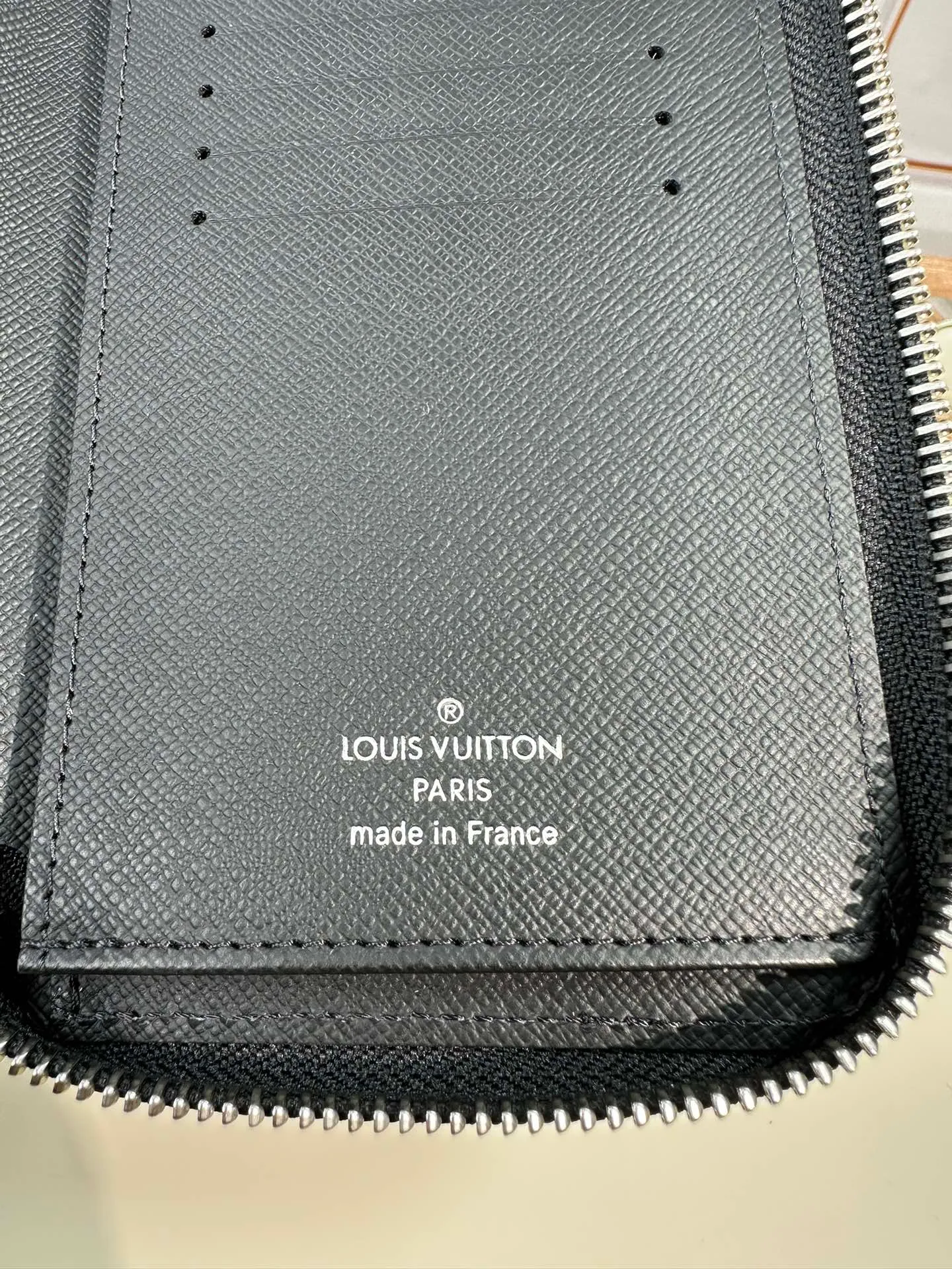 P840 M62295 [Special Authentic] This Louis Vuitton Zippy vertical zipper wallet is made of Monogram Eclipse canvas. It is fashionable and practical, ideal for storing and carrying credit cards and cash. Sturdy wraparound zipper construction with multiple credit card slots, a zippered coin pocket and compartments for bills and bills. 10.0x20.0x2.0cm
