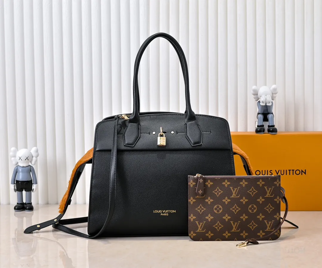Batch 💰Small 380 💰Large 200 Furry M12005 M12556 M12337 This large City Steamer handbag draws inspiration from the design of luggage built for cruise ships in 1901, making its eye-catching appearance at the 2024 autumn and winter ready-to-wear show. Grained Millesime leather and shearling leather trims add seasonal flair, an embossed padlock and hot-stamped LV Circle logo add a modern twist, and a removable Monogram storage bag makes it easy to store valuables. Size: large size 35x42x21cm, small size 30x36x17