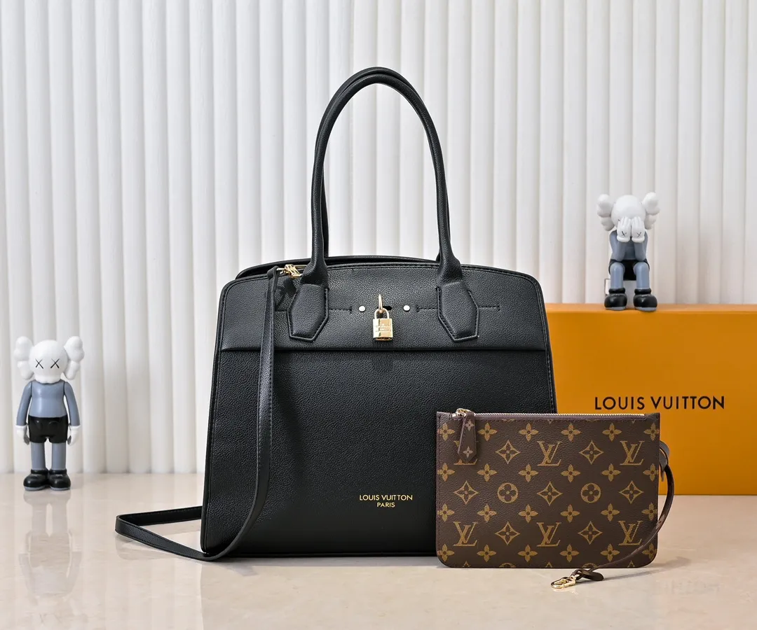 Batch 💰Small 380 💰Large 200 Furry M12005 M12556 M12337 This large City Steamer handbag draws inspiration from the design of luggage built for cruise ships in 1901, making its eye-catching appearance at the 2024 autumn and winter ready-to-wear show. Grained Millesime leather and shearling leather trims add seasonal flair, an embossed padlock and hot-stamped LV Circle logo add a modern twist, and a removable Monogram storage bag makes it easy to store valuables. Size: large size 35x42x21cm, small size 30x36x17