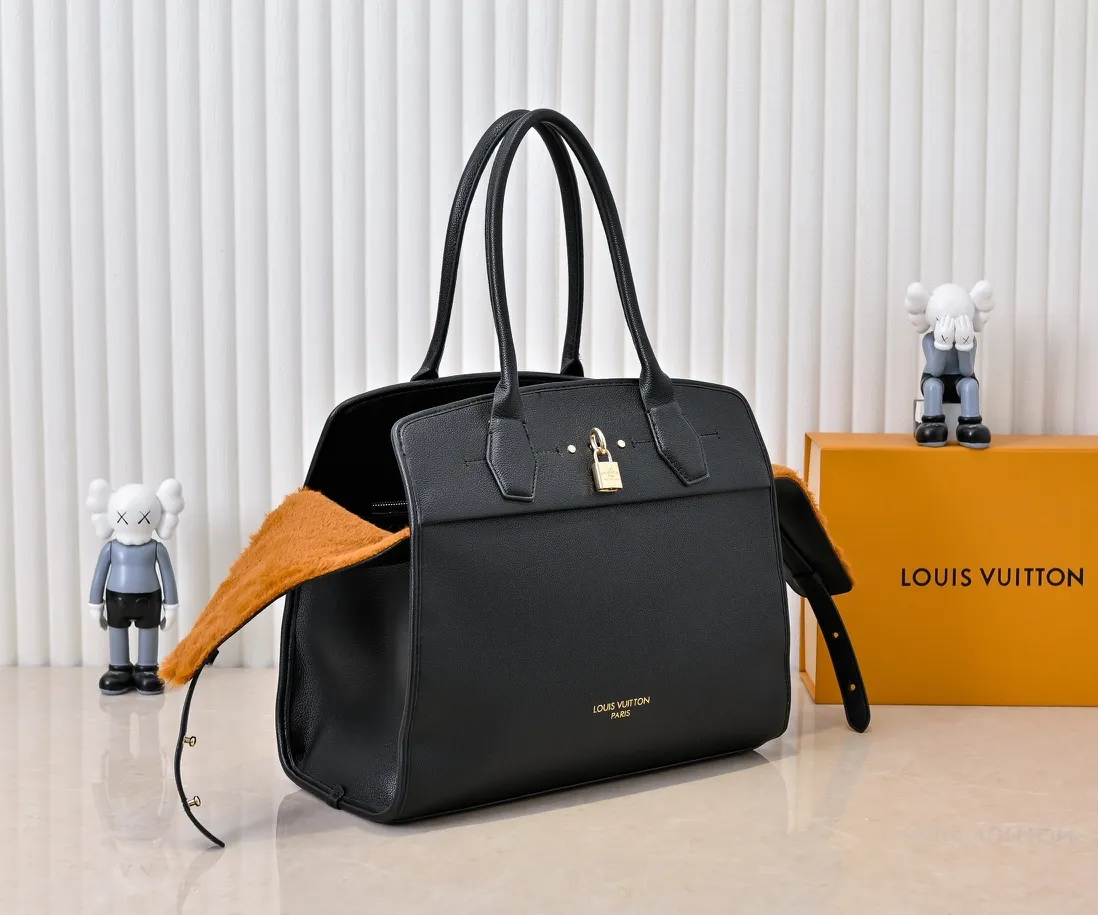 Batch 💰Small 380 💰Large 200 Furry M12005 M12556 M12337 This large City Steamer handbag draws inspiration from the design of luggage built for cruise ships in 1901, making its eye-catching appearance at the 2024 autumn and winter ready-to-wear show. Grained Millesime leather and shearling leather trims add seasonal flair, an embossed padlock and hot-stamped LV Circle logo add a modern twist, and a removable Monogram storage bag makes it easy to store valuables. Size: large size 35x42x21cm, small size 30x36x17