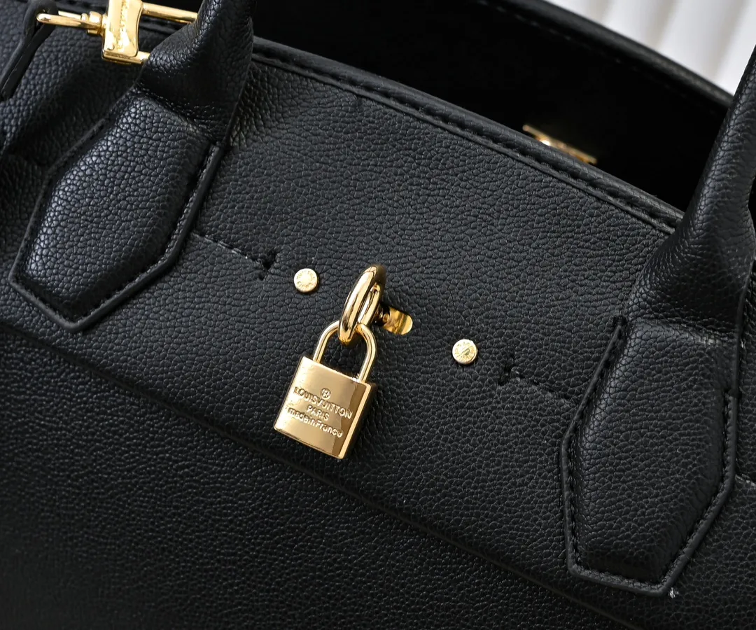 Batch 💰Small 380 💰Large 200 Furry M12005 M12556 M12337 This large City Steamer handbag draws inspiration from the design of luggage built for cruise ships in 1901, making its eye-catching appearance at the 2024 autumn and winter ready-to-wear show. Grained Millesime leather and shearling leather trims add seasonal flair, an embossed padlock and hot-stamped LV Circle logo add a modern twist, and a removable Monogram storage bag makes it easy to store valuables. Size: large size 35x42x21cm, small size 30x36x17