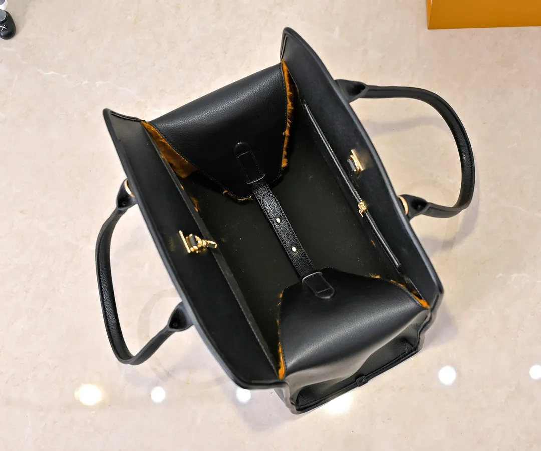Batch 💰Small 380 💰Large 200 Furry M12005 M12556 M12337 This large City Steamer handbag draws inspiration from the design of luggage built for cruise ships in 1901, making its eye-catching appearance at the 2024 autumn and winter ready-to-wear show. Grained Millesime leather and shearling leather trims add seasonal flair, an embossed padlock and hot-stamped LV Circle logo add a modern twist, and a removable Monogram storage bag makes it easy to store valuables. Size: large size 35x42x21cm, small size 30x36x17