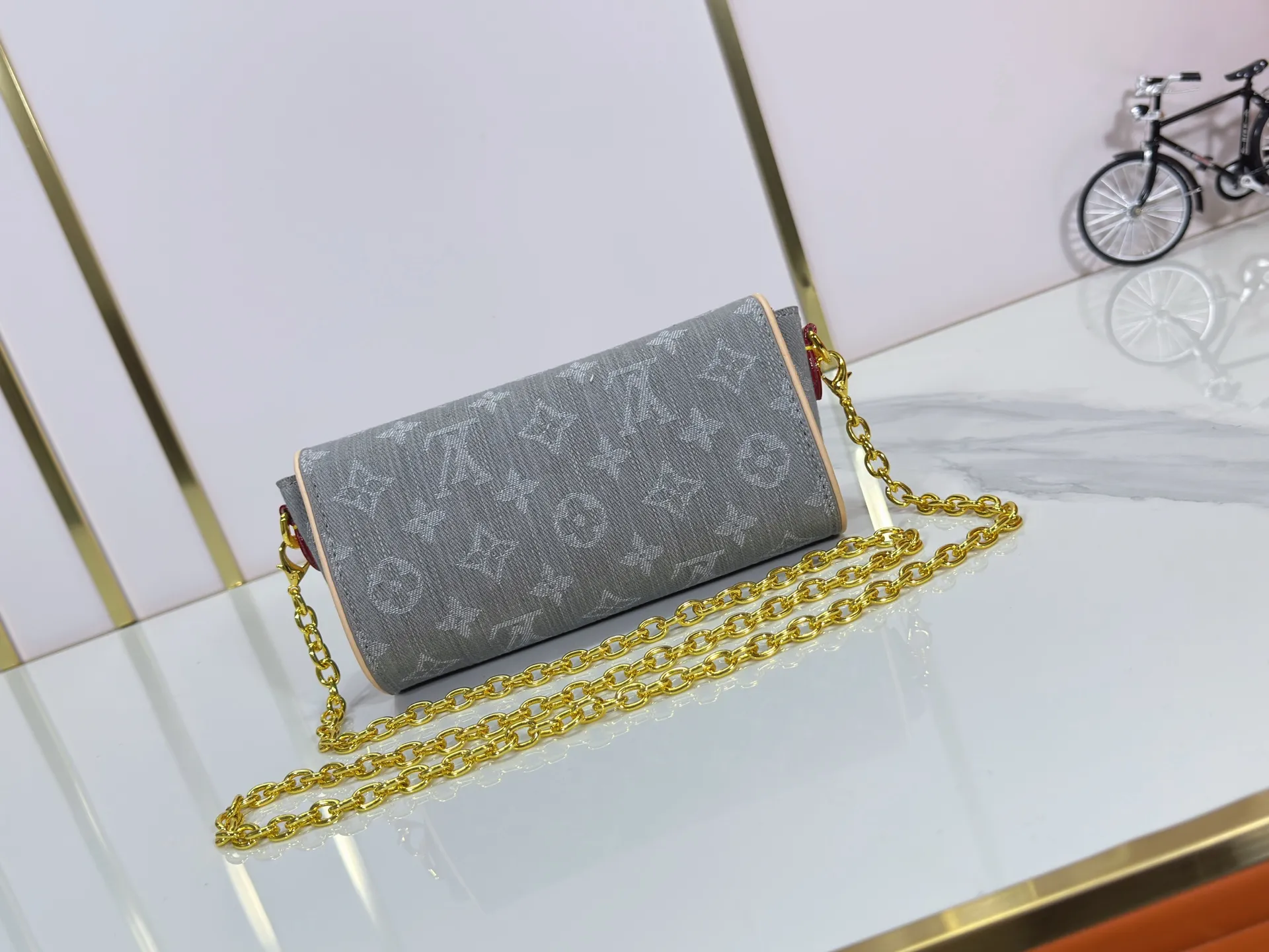 P220 Upgraded original version M13566 This Pochette Camille handbag is made of Monogram canvas, paying tribute to the original design that appeared in the Louis Vuitton 2000 spring and summer fashion show. The S-Lock buckle, LVCircle logo on the chain and contrasting WVN leather trim embody the brand's classic elements. The flexible and easy-to-wear construction can be worn cross-body, over the shoulder or by hand. Dimensions: 20.5 × 11 × 6 cm