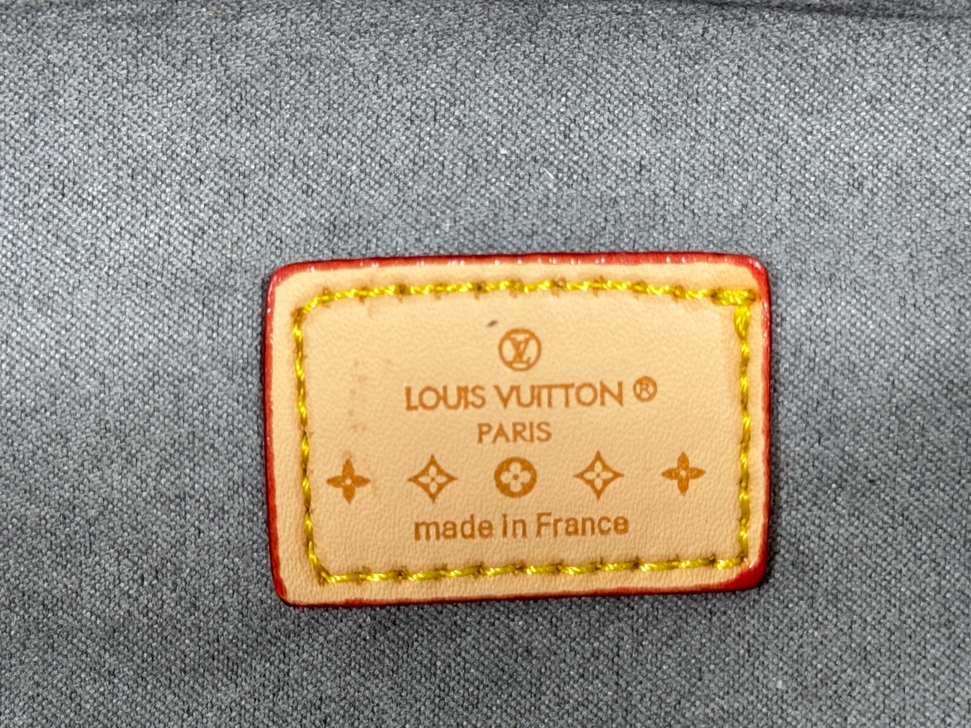 P220 Upgraded original version M13566 This Pochette Camille handbag is made of Monogram canvas, paying tribute to the original design that appeared in the Louis Vuitton 2000 spring and summer fashion show. The S-Lock buckle, LVCircle logo on the chain and contrasting WVN leather trim embody the brand's classic elements. The flexible and easy-to-wear construction can be worn cross-body, over the shoulder or by hand. Dimensions: 20.5 × 11 × 6 cm