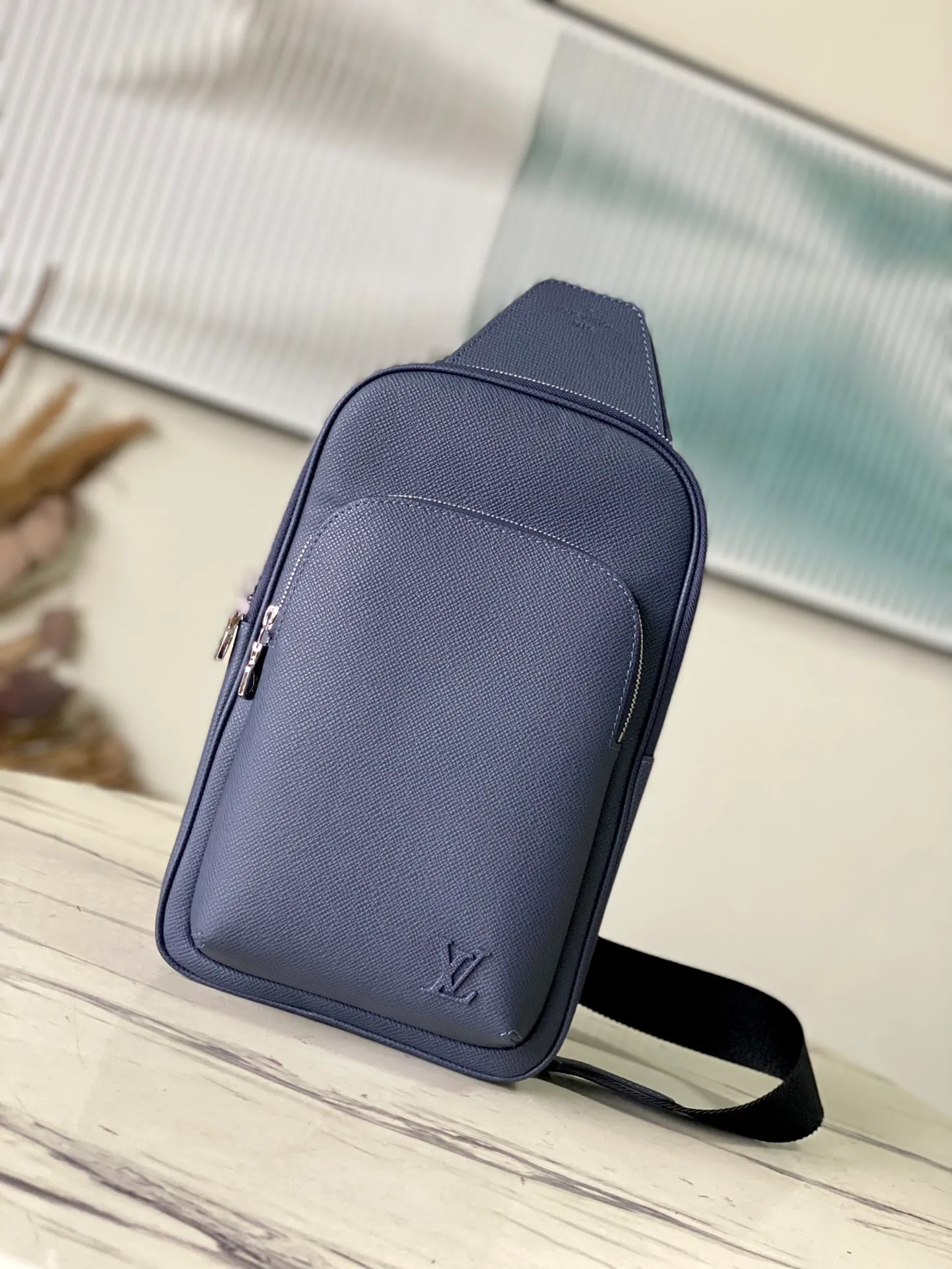 💰1020 (top-grain leather) top original item M30971 Midnight Blue This Avenue shoulder bag is made of Taïga cow leather, with a small zipper bag on the top, a reinterpretation of the classic design. The adjustable shoulder straps easily switch between left and right carrying, and the canvas shoulder straps and lining convey the concept of sustainability. 20 x 31 x 7 cm (length x height x width)