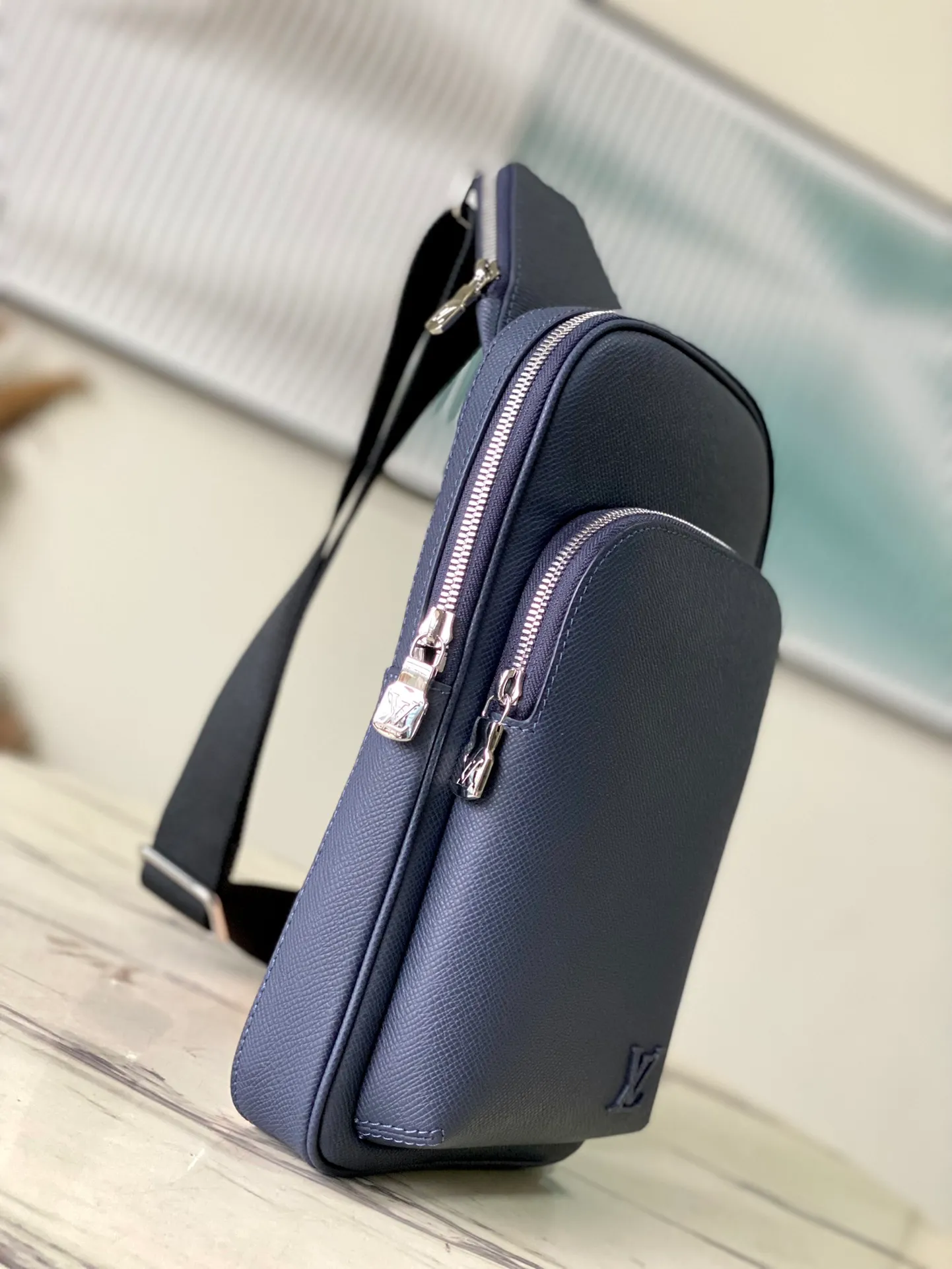 💰1020 (top-grain leather) top original item M30971 Midnight Blue This Avenue shoulder bag is made of Taïga cow leather, with a small zipper bag on the top, a reinterpretation of the classic design. The adjustable shoulder straps easily switch between left and right carrying, and the canvas shoulder straps and lining convey the concept of sustainability. 20 x 31 x 7 cm (length x height x width)